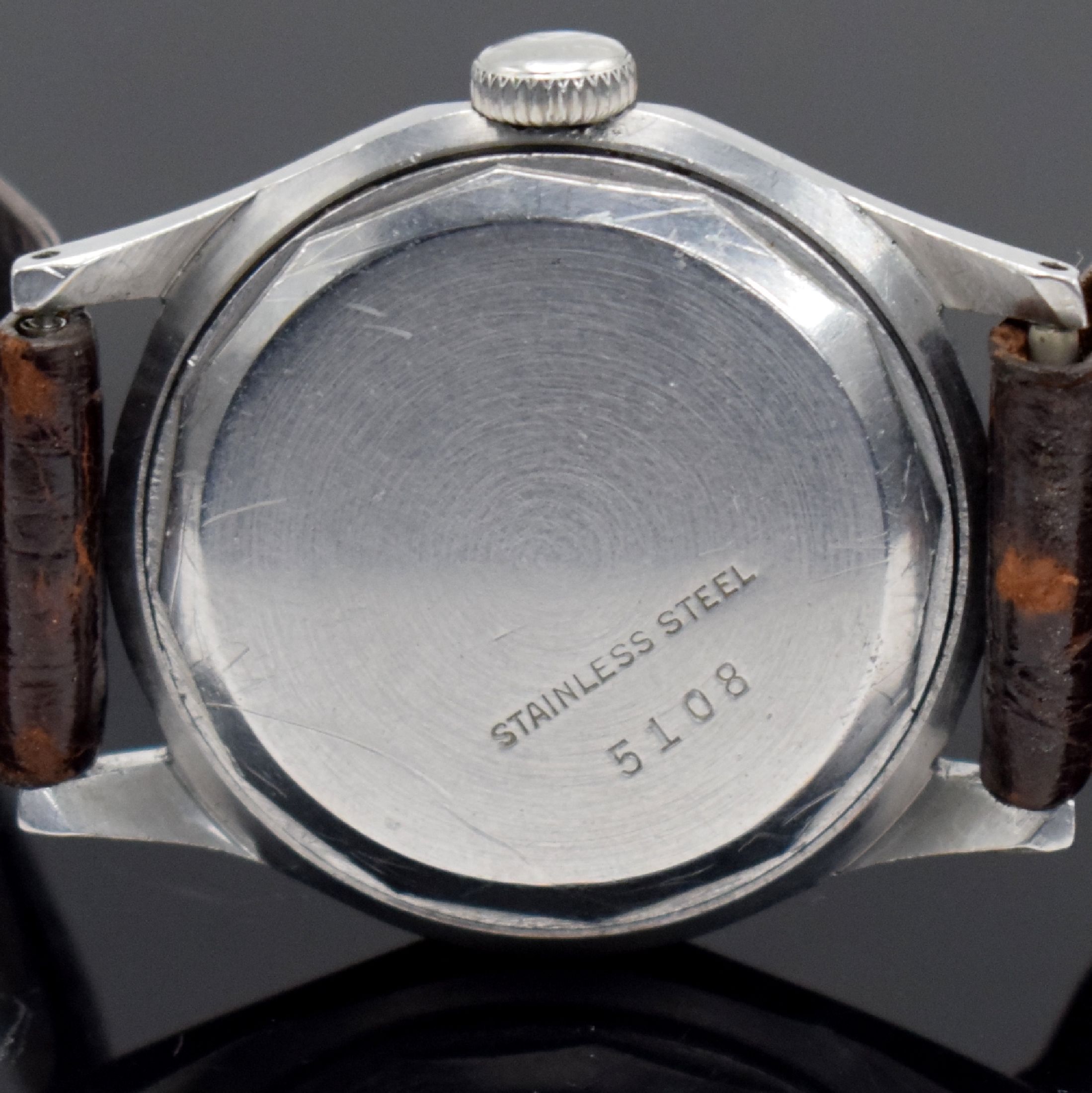 Detail e: MINERVA Herrenarmbanduhr Kaliber 49 in Stahl mit geschraubtem Boden, Schweiz um 1950, Handaufzug, ausgefallenes sign. Geh. mit geschr. Boden, unrest. ...