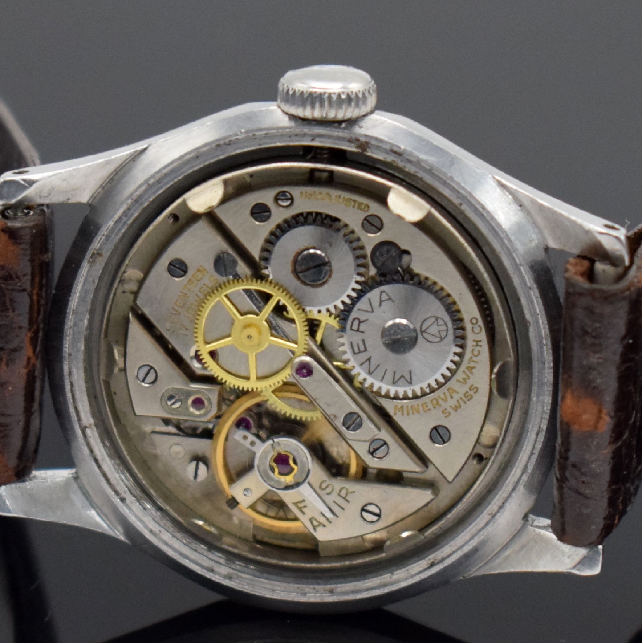 Detail f: MINERVA Herrenarmbanduhr Kaliber 49 in Stahl mit geschraubtem Boden, Schweiz um 1950, Handaufzug, ausgefallenes sign. Geh. mit geschr. Boden, unrest. ...
