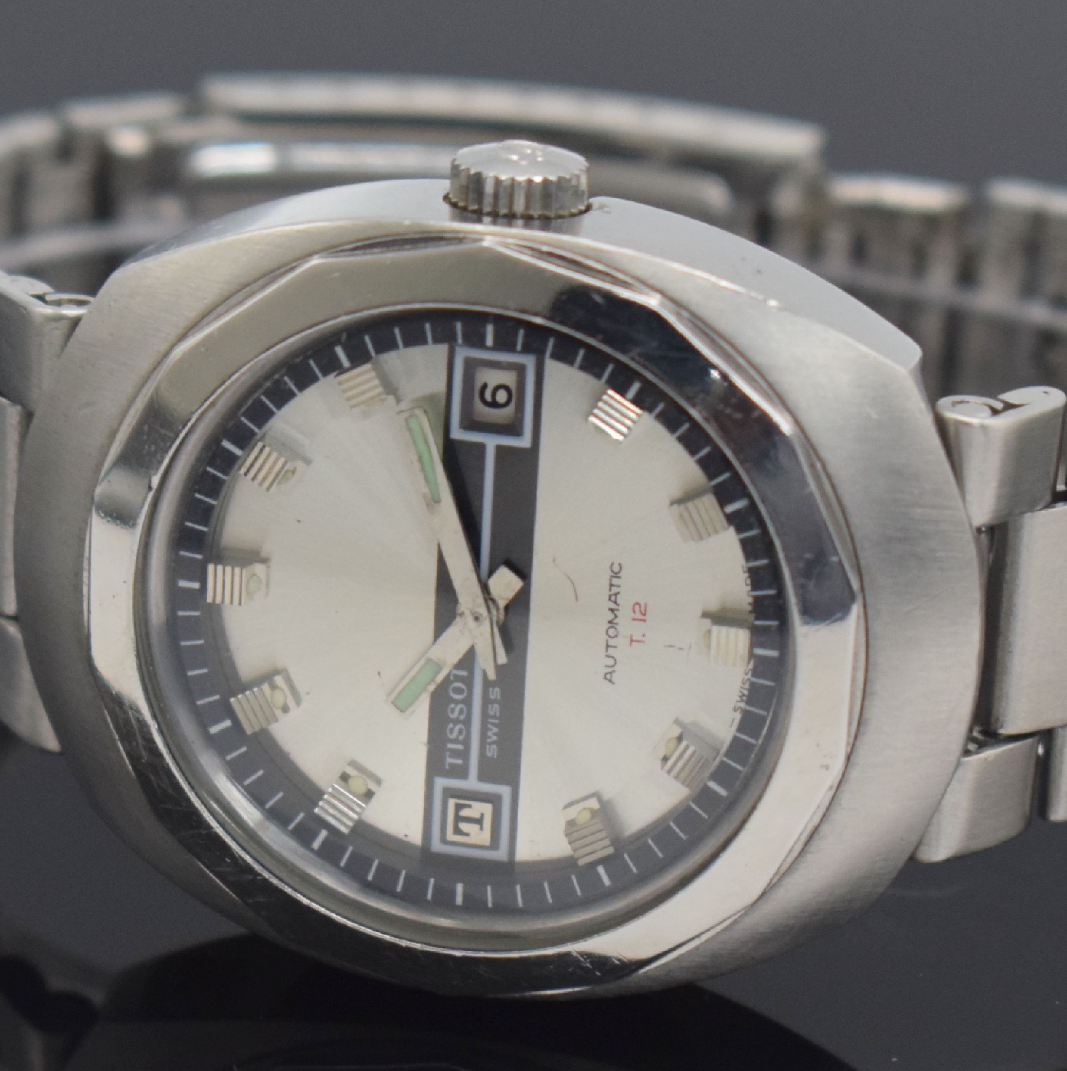 Detail b: TISSOT T12 Herrenarmbanduhr mit geschraubtem Boden, Schweiz um 1970, Automatik, massives Stahlgeh. m. sign. Boden & Seefahrtsymbolik, orig. ...
