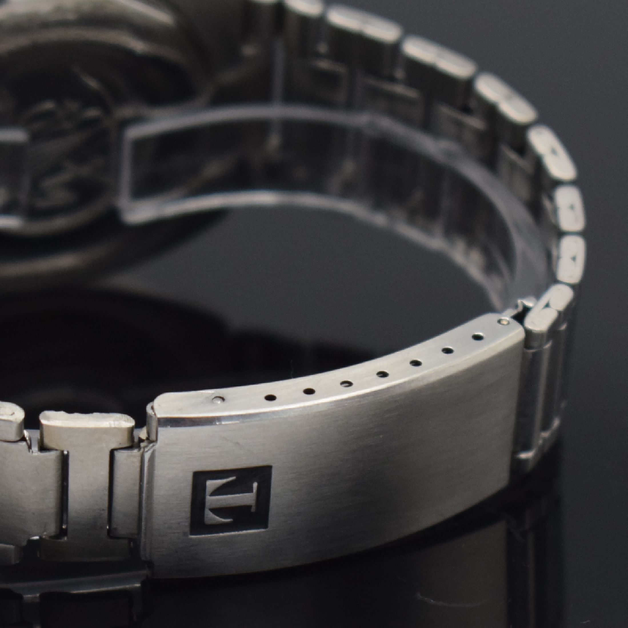 Detail d: TISSOT T12 Herrenarmbanduhr mit geschraubtem Boden, Schweiz um 1970, Automatik, massives Stahlgeh. m. sign. Boden & Seefahrtsymbolik, orig. ...