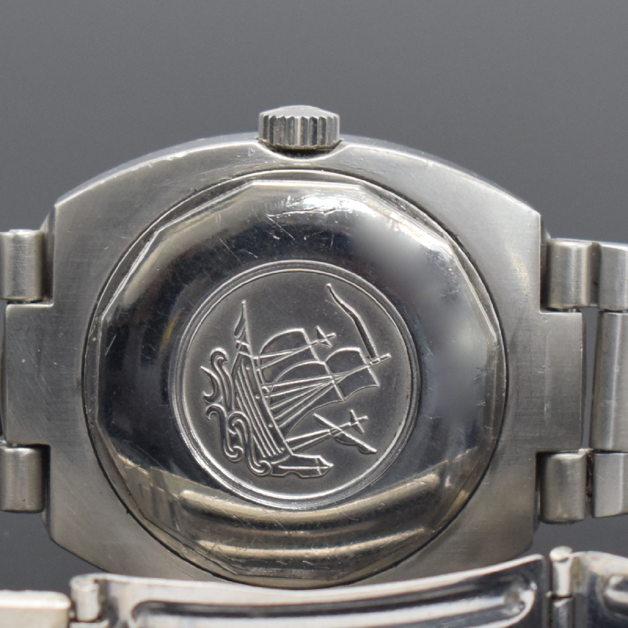 Detail e: TISSOT T12 Herrenarmbanduhr mit geschraubtem Boden, Schweiz um 1970, Automatik, massives Stahlgeh. m. sign. Boden & Seefahrtsymbolik, orig. ...