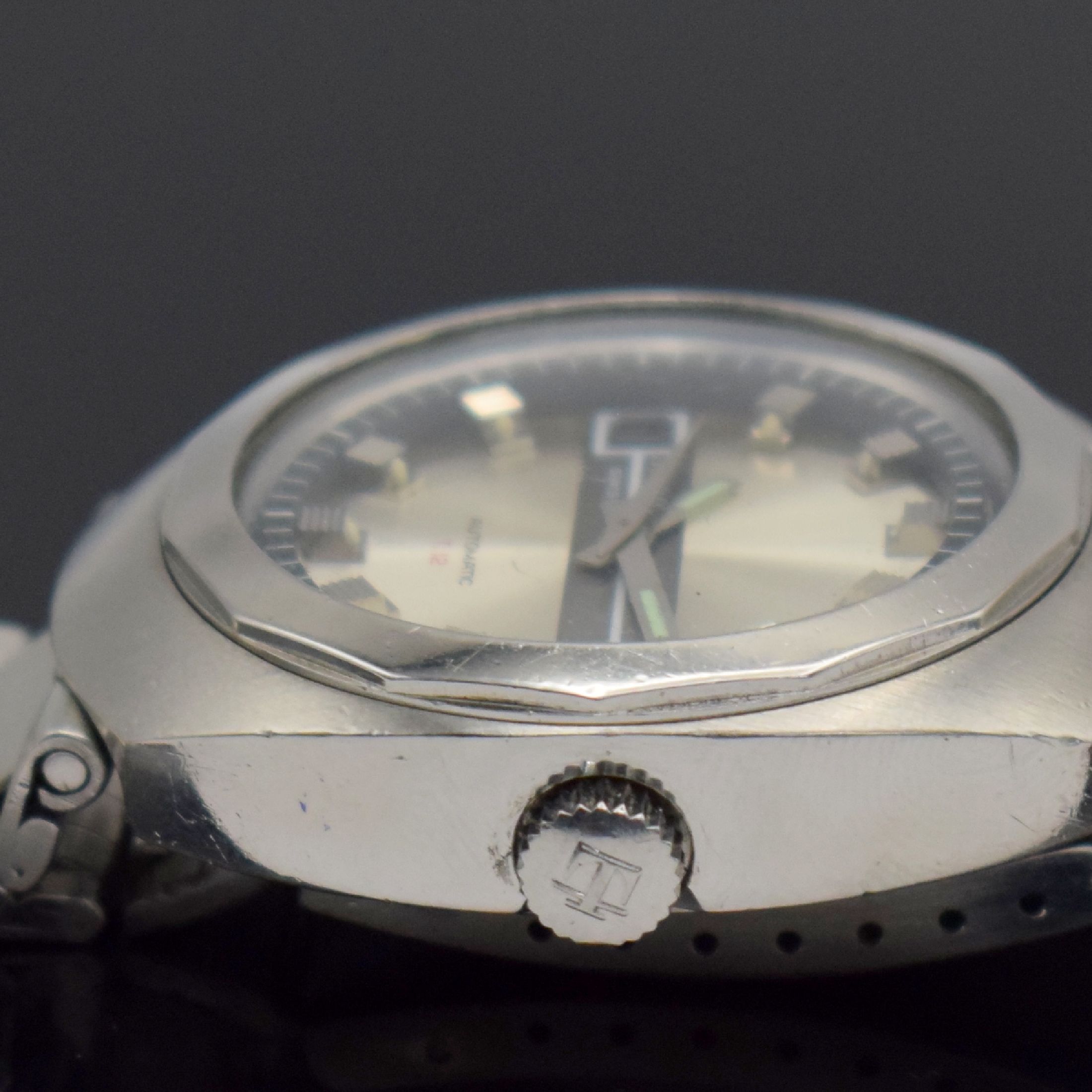 Detail f: TISSOT T12 Herrenarmbanduhr mit geschraubtem Boden, Schweiz um 1970, Automatik, massives Stahlgeh. m. sign. Boden & Seefahrtsymbolik, orig. ...