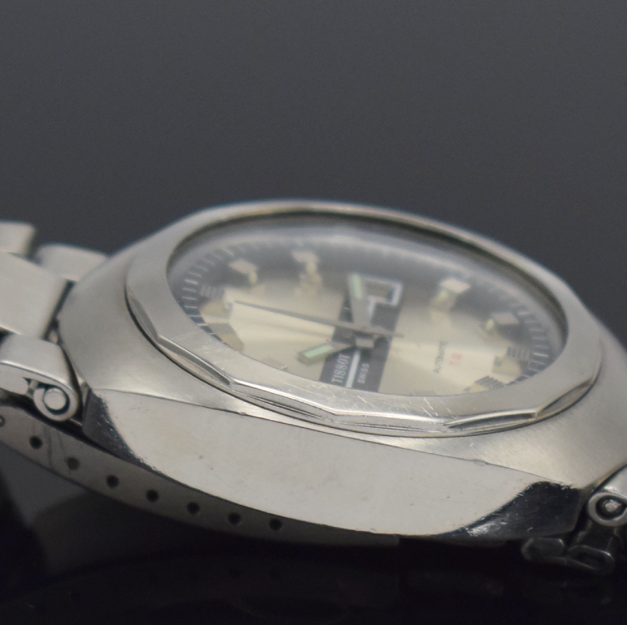 Detail g: TISSOT T12 Herrenarmbanduhr mit geschraubtem Boden, Schweiz um 1970, Automatik, massives Stahlgeh. m. sign. Boden & Seefahrtsymbolik, orig. ...