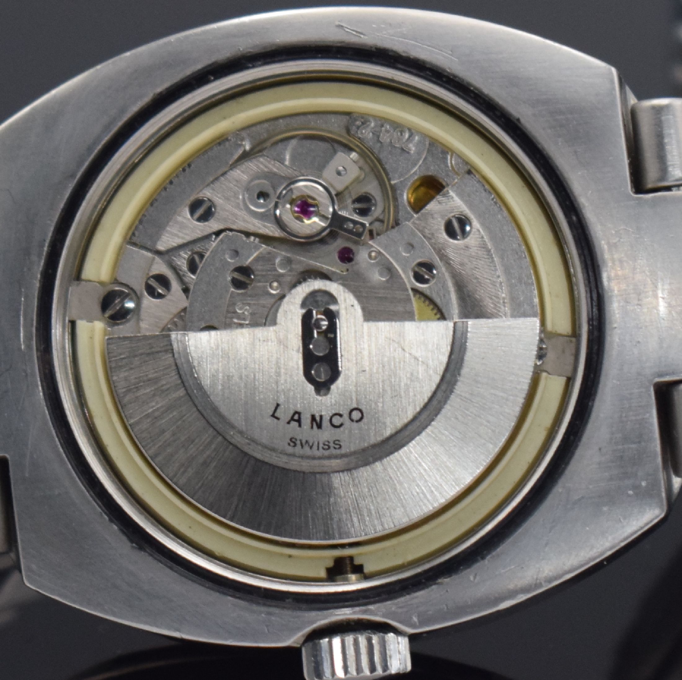 Detail i: TISSOT T12 Herrenarmbanduhr mit geschraubtem Boden, Schweiz um 1970, Automatik, massives Stahlgeh. m. sign. Boden & Seefahrtsymbolik, orig. ...