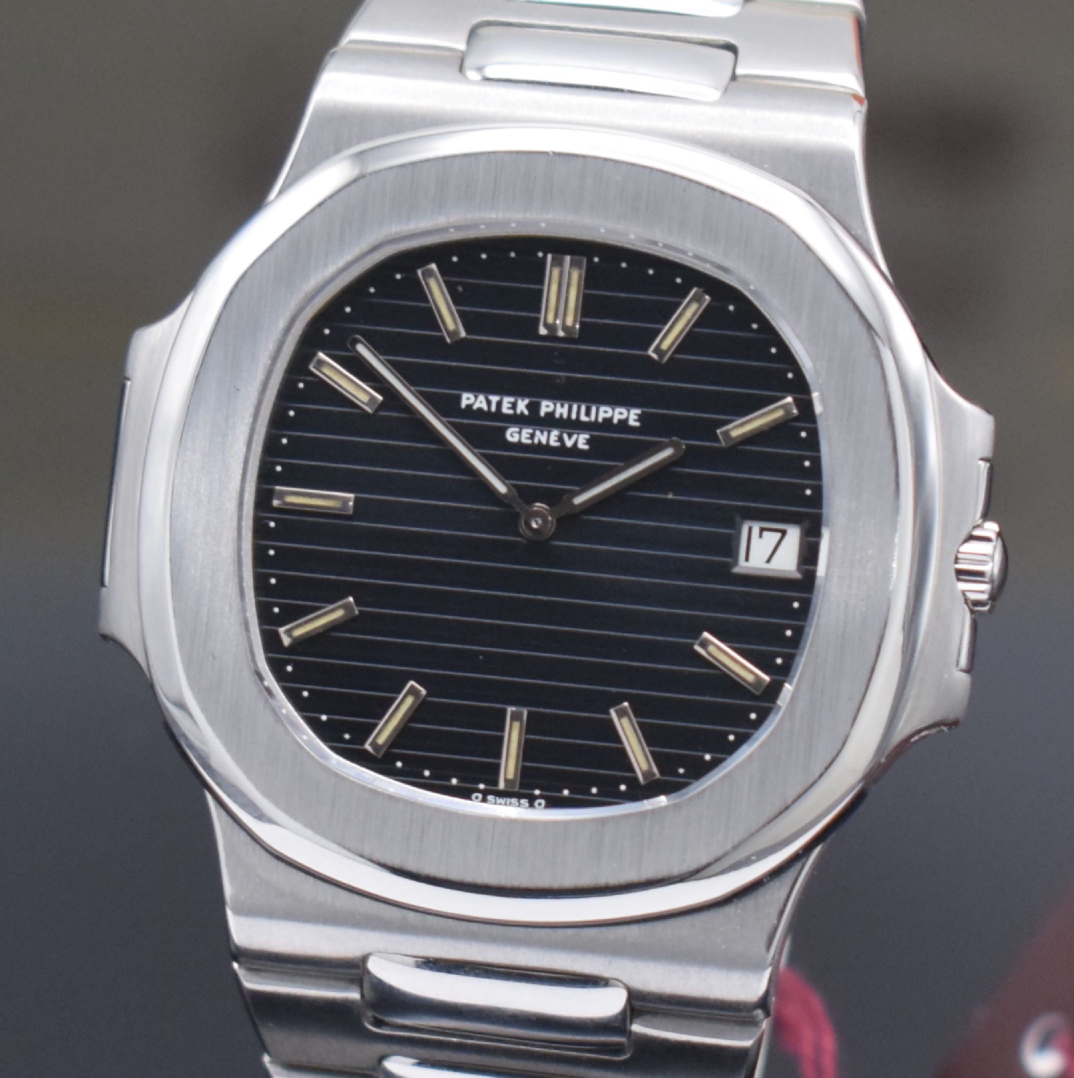 Detail b: PATEK PHILIPPE hochfeine & seltene, ikonische Herrenarmbanduhr "Jumbo" Nautilus Referenz 3700/1 in Stahl designed von Gerald Genta, ...
