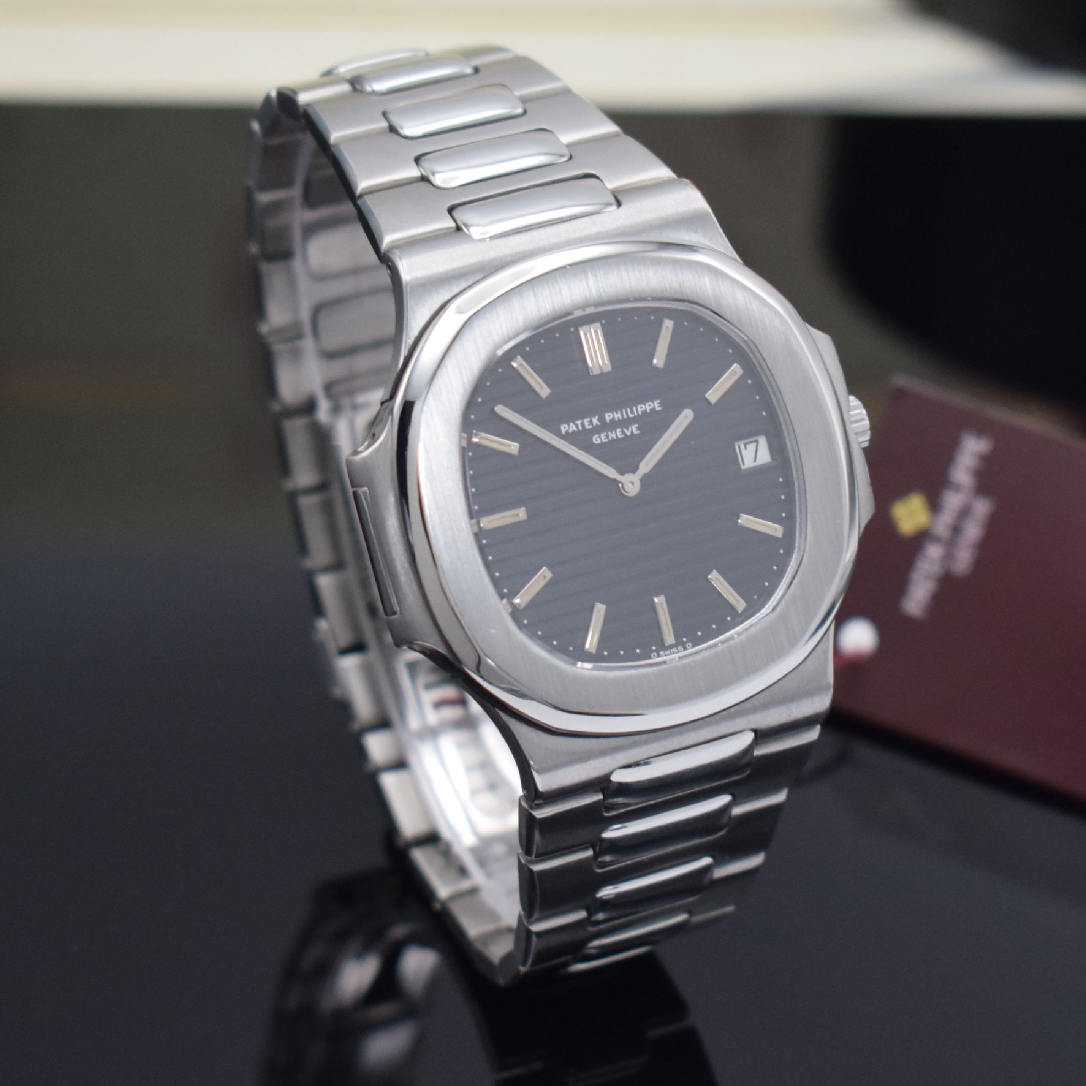 Detail d: PATEK PHILIPPE hochfeine & seltene, ikonische Herrenarmbanduhr "Jumbo" Nautilus Referenz 3700/1 in Stahl designed von Gerald Genta, ...