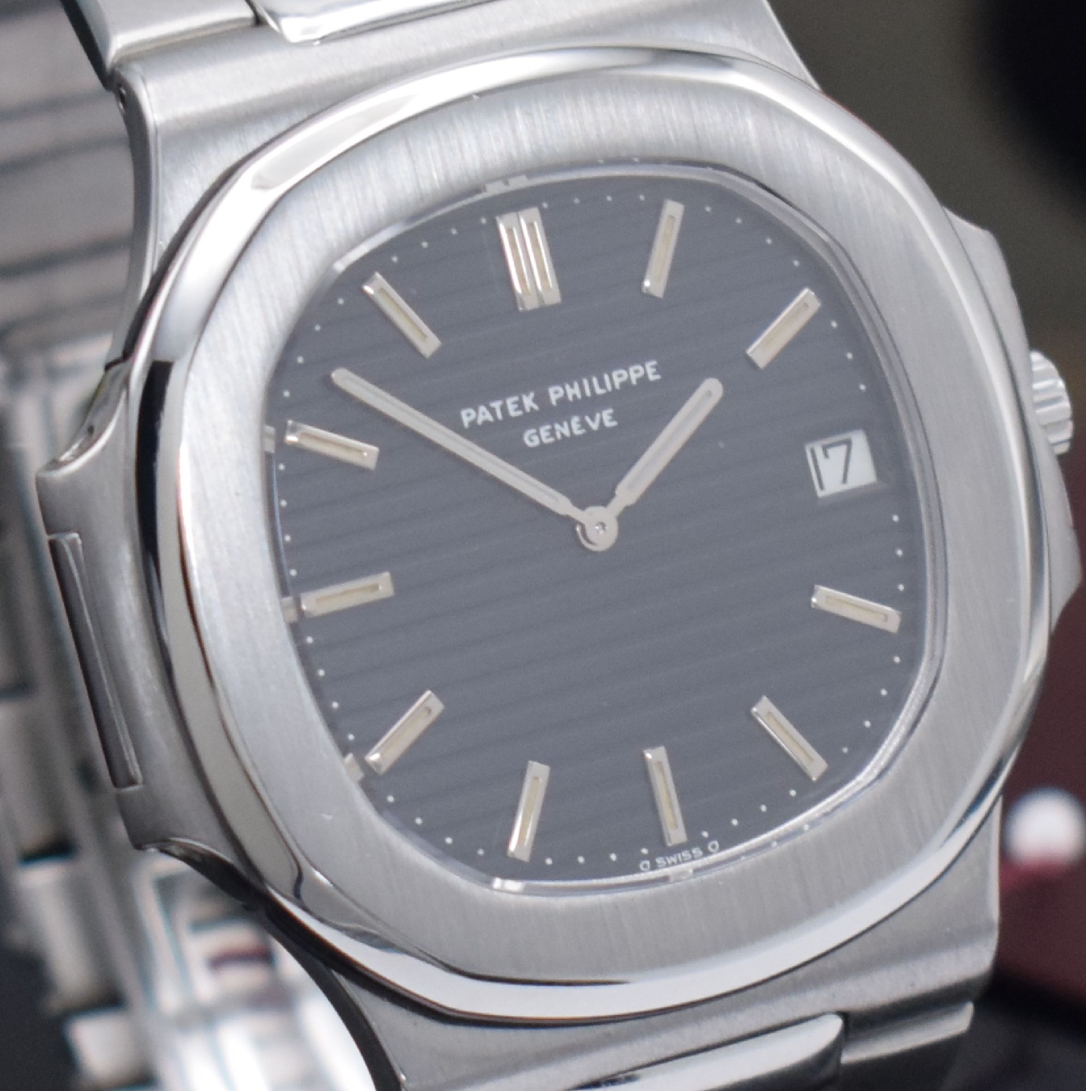 Detail e: PATEK PHILIPPE hochfeine & seltene, ikonische Herrenarmbanduhr "Jumbo" Nautilus Referenz 3700/1 in Stahl designed von Gerald Genta, ...