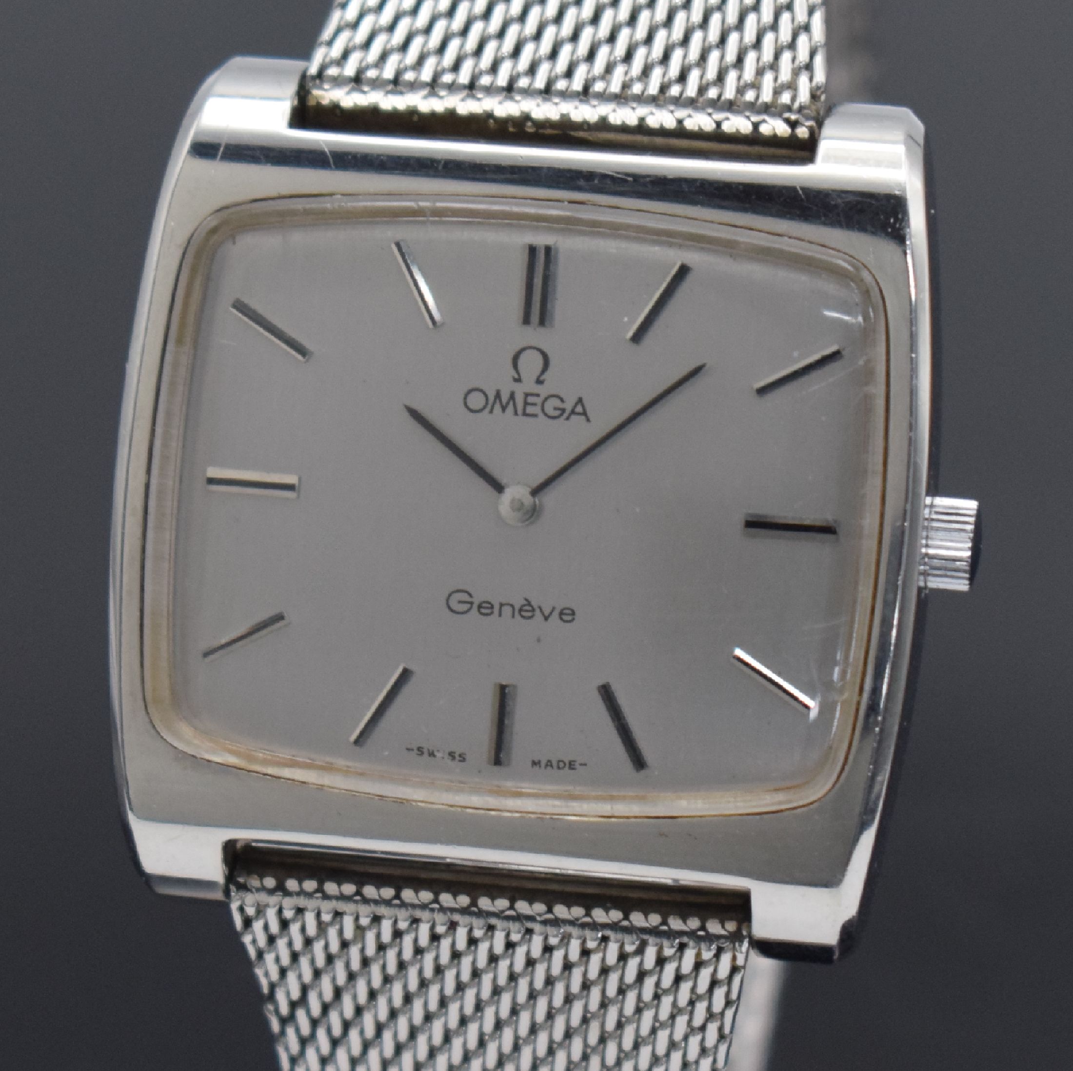 Detail a: OMEGA Geneve Herrenarmbanduhr Referenz 111.0109 in Stahl, Schweiz um 1973, Handaufzug, 2-teil. Geh., Boden aufgedr., neutr. Milanaiseband, silb. ...