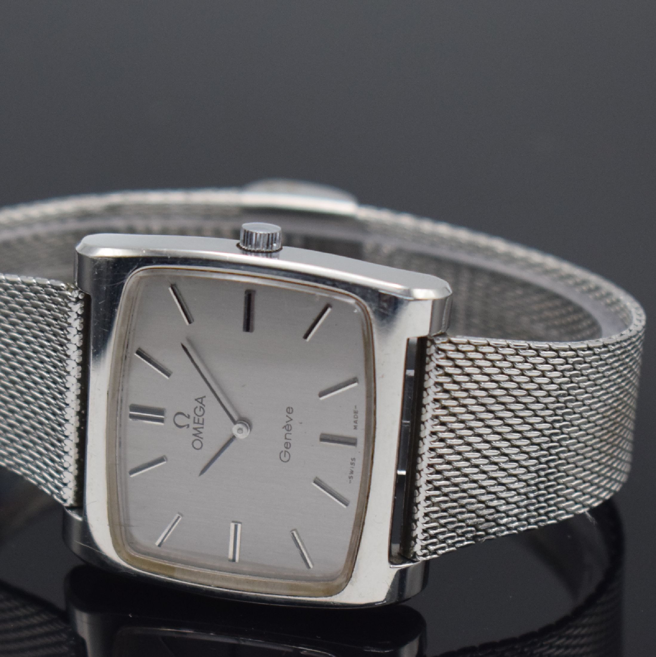Detail b: OMEGA Geneve Herrenarmbanduhr Referenz 111.0109 in Stahl, Schweiz um 1973, Handaufzug, 2-teil. Geh., Boden aufgedr., neutr. Milanaiseband, silb. ...