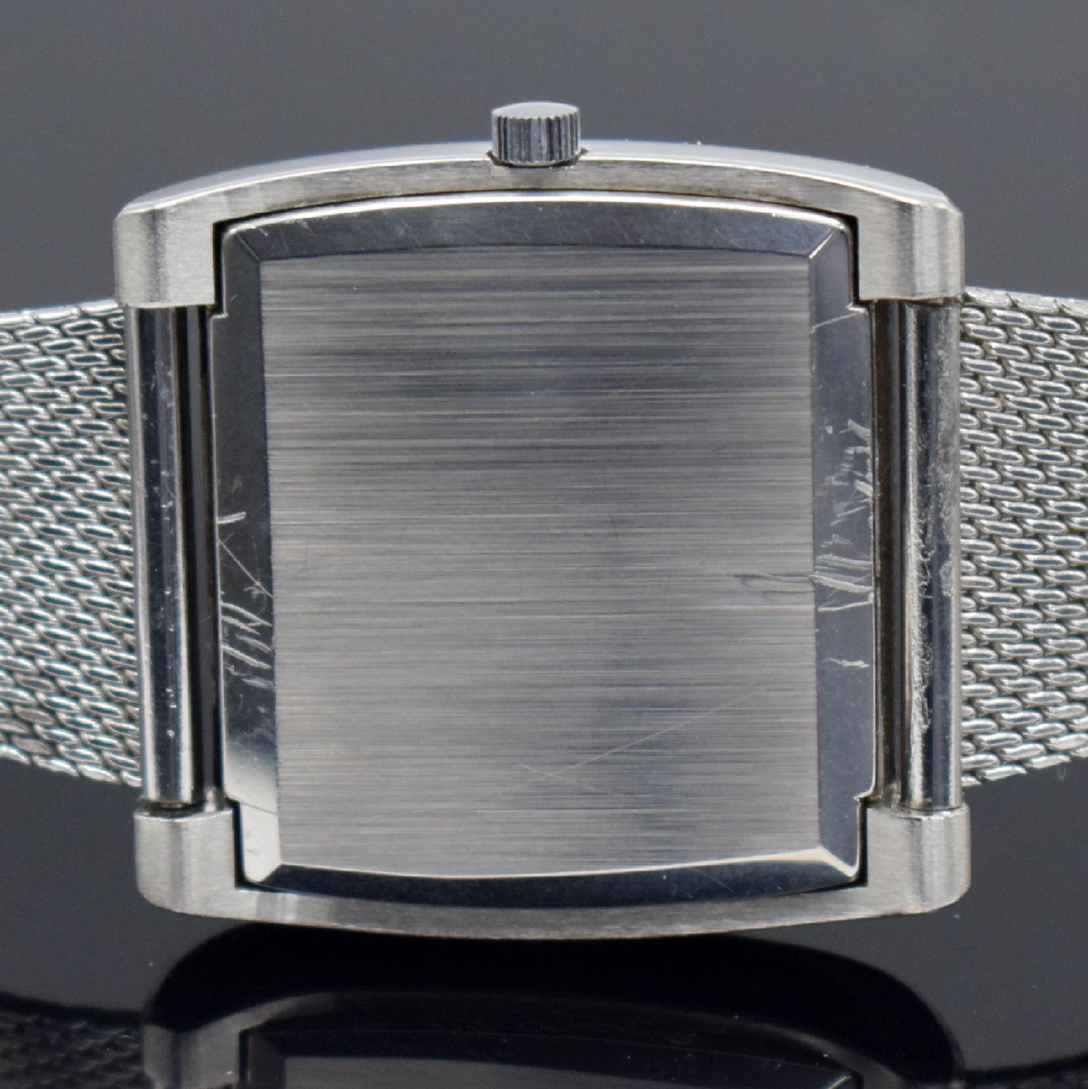 Detail d: OMEGA Geneve Herrenarmbanduhr Referenz 111.0109 in Stahl, Schweiz um 1973, Handaufzug, 2-teil. Geh., Boden aufgedr., neutr. Milanaiseband, silb. ...