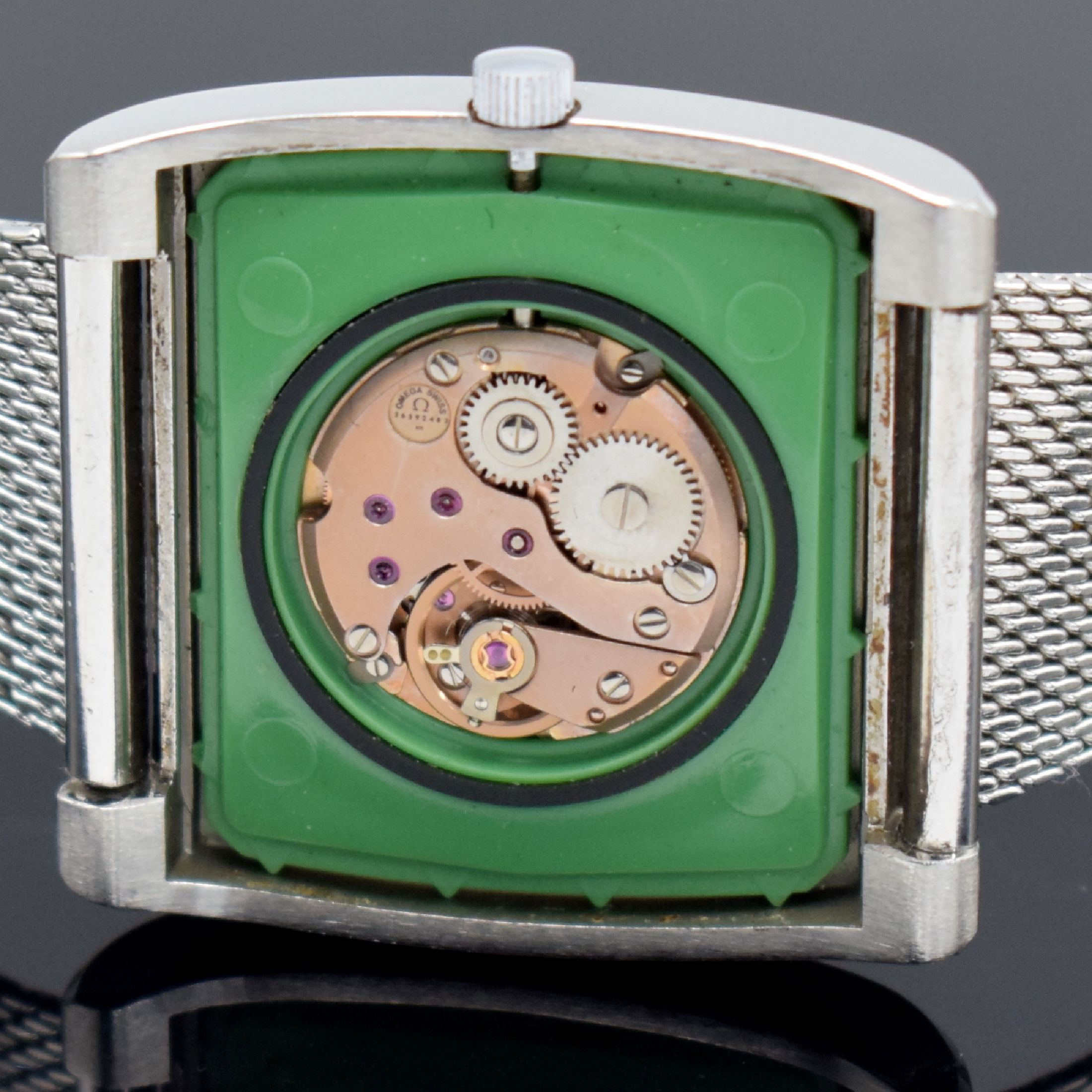 Detail e: OMEGA Geneve Herrenarmbanduhr Referenz 111.0109 in Stahl, Schweiz um 1973, Handaufzug, 2-teil. Geh., Boden aufgedr., neutr. Milanaiseband, silb. ...