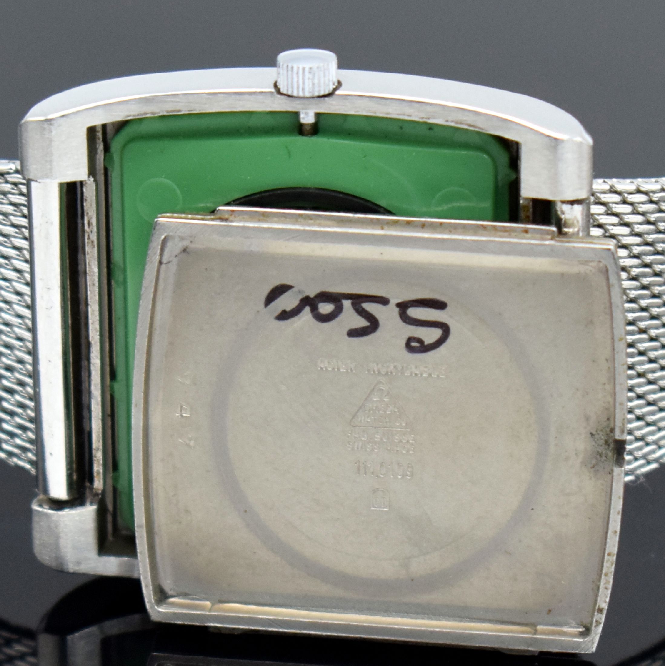 Detail f: OMEGA Geneve Herrenarmbanduhr Referenz 111.0109 in Stahl, Schweiz um 1973, Handaufzug, 2-teil. Geh., Boden aufgedr., neutr. Milanaiseband, silb. ...