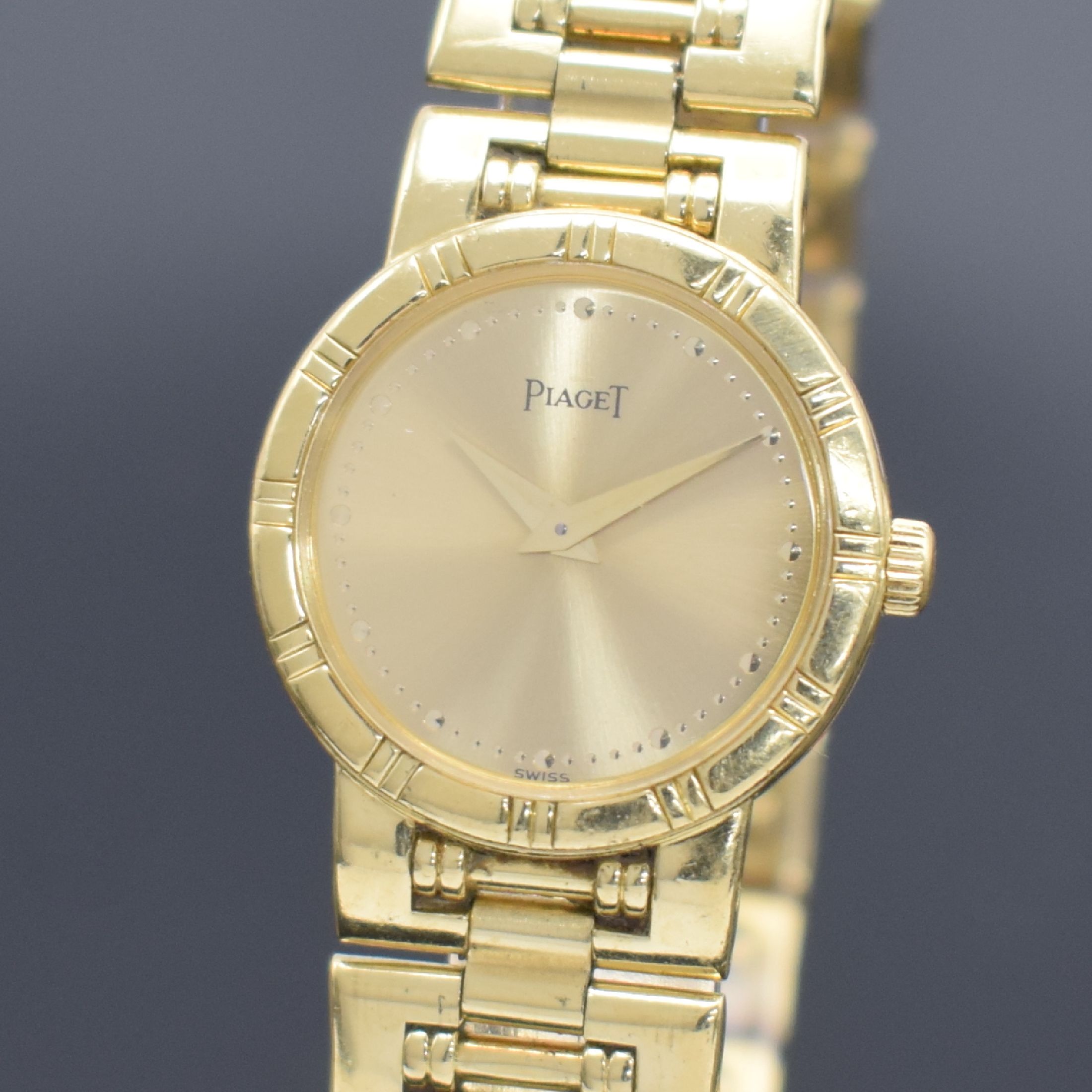 Detail a: PIAGET Damenarmbanduhr in GG 750/000 Referenz 80563 K81, Schweiz um 1990, quarz, Boden 4- fach verschr., champagnerfarb. Zifferbl. m. gold. Std.-Ind. ...