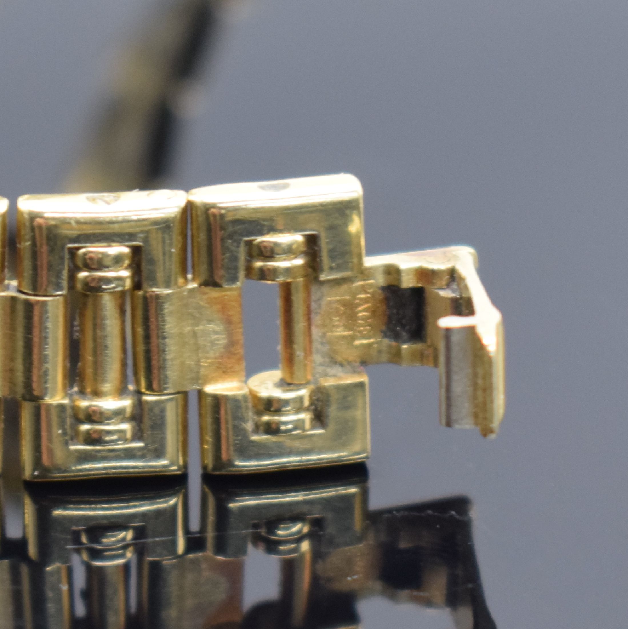 Detail c: PIAGET Damenarmbanduhr in GG 750/000 Referenz 80563 K81, Schweiz um 1990, quarz, Boden 4- fach verschr., champagnerfarb. Zifferbl. m. gold. Std.-Ind. ...
