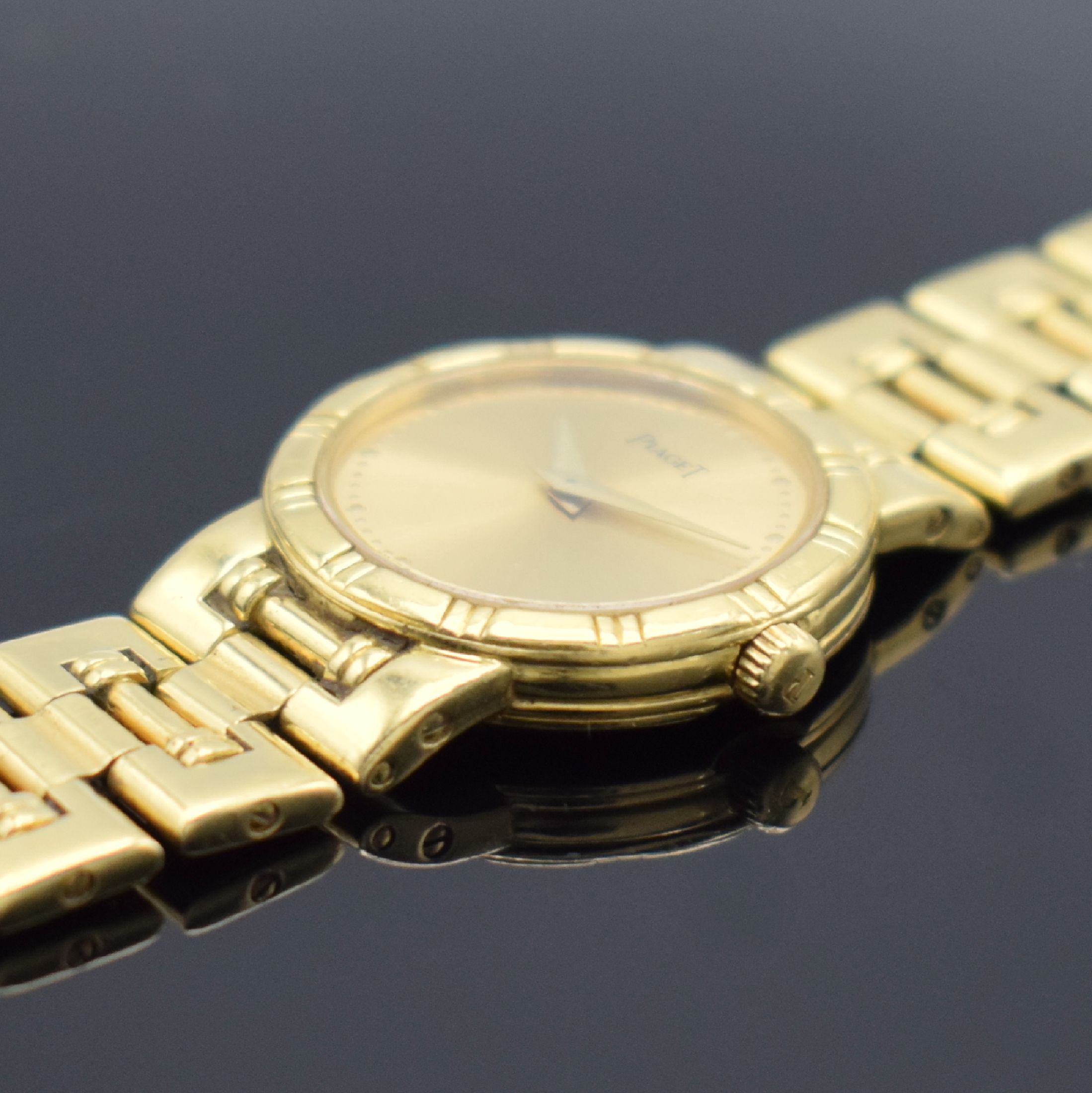 Detail d: PIAGET Damenarmbanduhr in GG 750/000 Referenz 80563 K81, Schweiz um 1990, quarz, Boden 4- fach verschr., champagnerfarb. Zifferbl. m. gold. Std.-Ind. ...