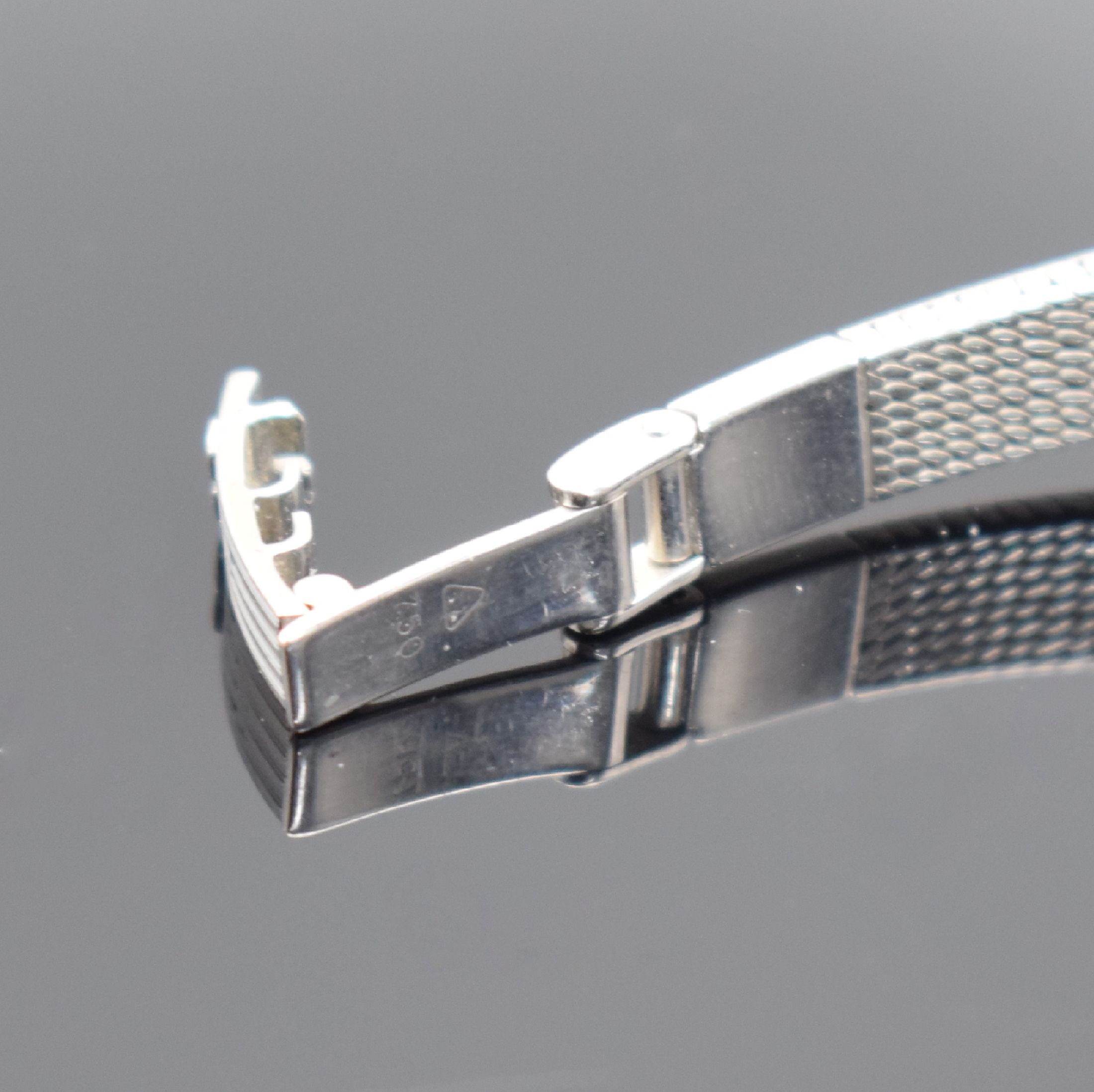Detail c: OMEGA Damenarmbanduhr in WG 750/000 mit Diamanten, Schweiz um 1967, Handaufzug, Boden aufgedr., Lünette aufw. m. Diamanten bes., silb. Zifferbl. m. ...