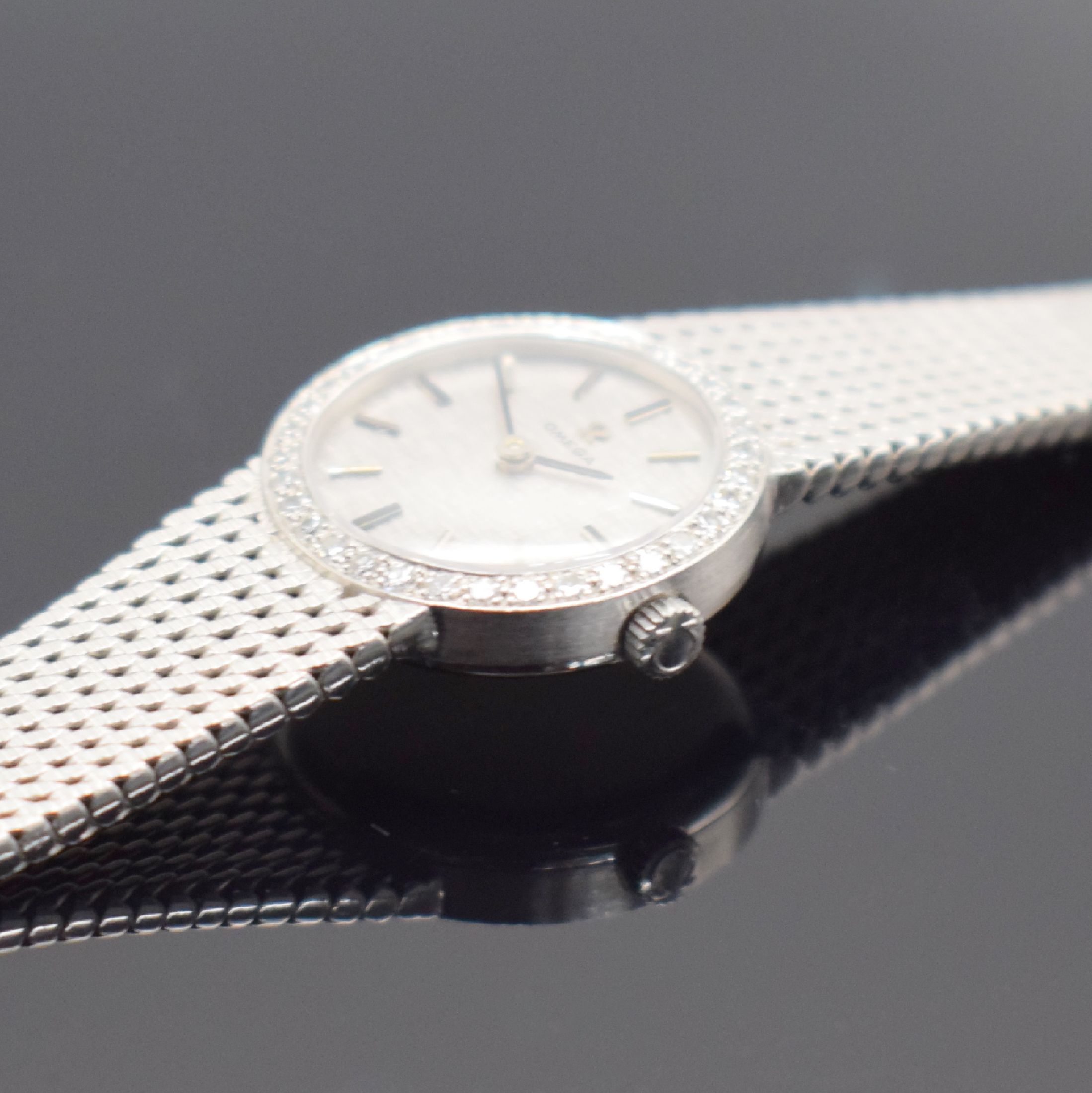 Detail d: OMEGA Damenarmbanduhr in WG 750/000 mit Diamanten, Schweiz um 1967, Handaufzug, Boden aufgedr., Lünette aufw. m. Diamanten bes., silb. Zifferbl. m. ...