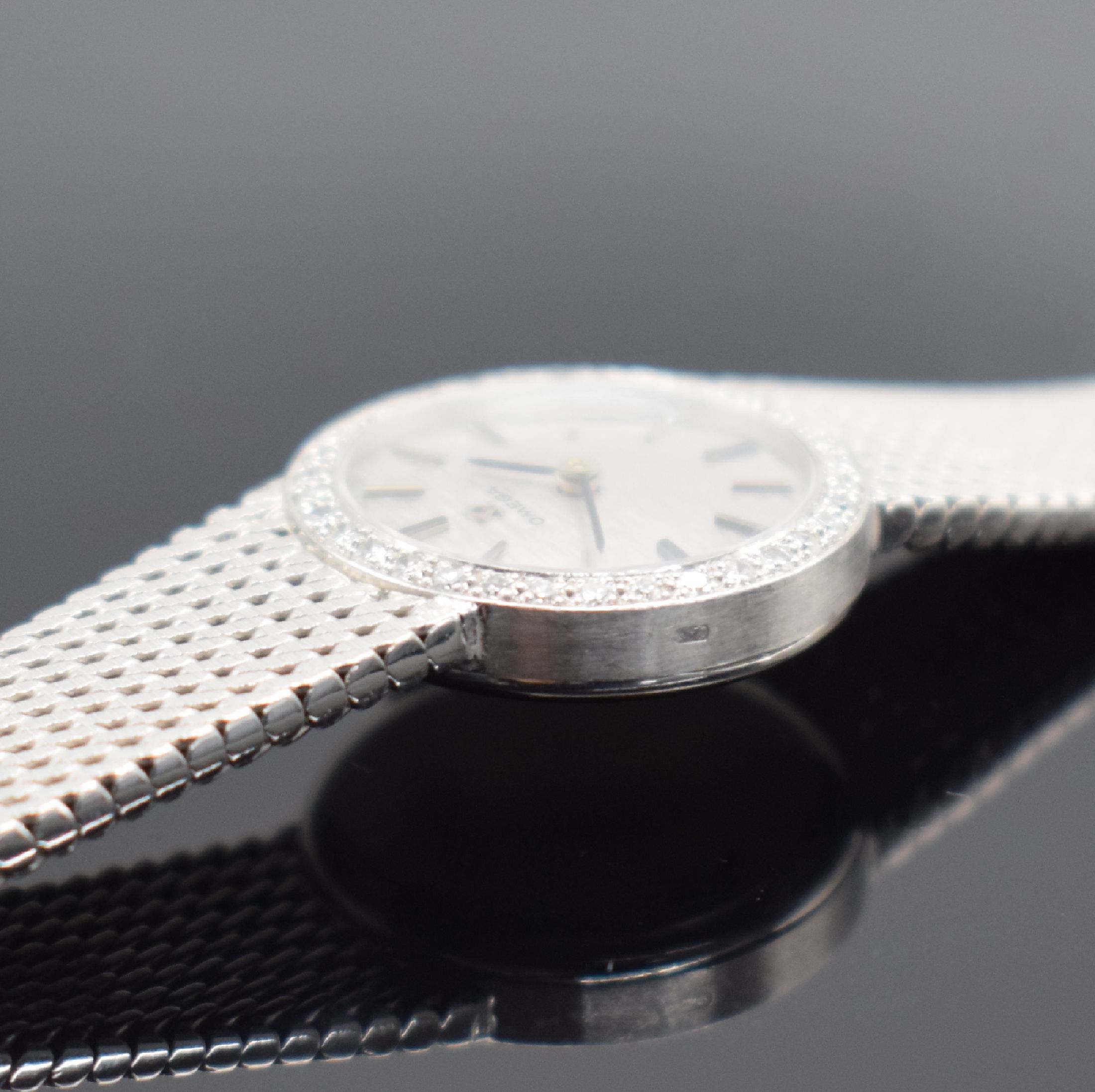 Detail f: OMEGA Damenarmbanduhr in WG 750/000 mit Diamanten, Schweiz um 1967, Handaufzug, Boden aufgedr., Lünette aufw. m. Diamanten bes., silb. Zifferbl. m. ...