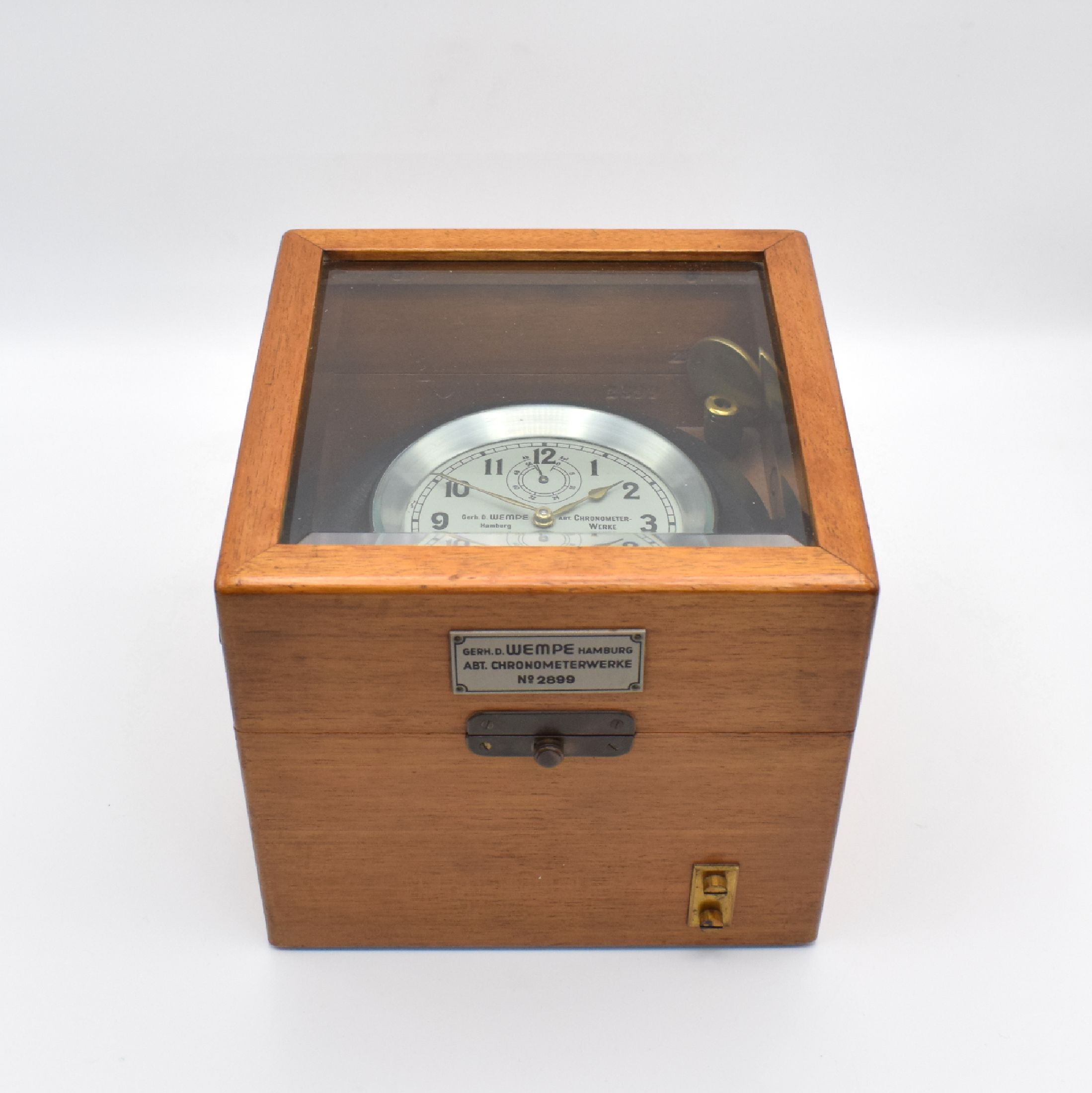 Detail b: GERHARD D. WEMPE Abt. Chronometerwerke seltenes Luftwaffen-Bodenchronometer mit Ankerhemmung Nr. 2899, Deutschland um 1942, 2-tlg., nummern-gleiche ...