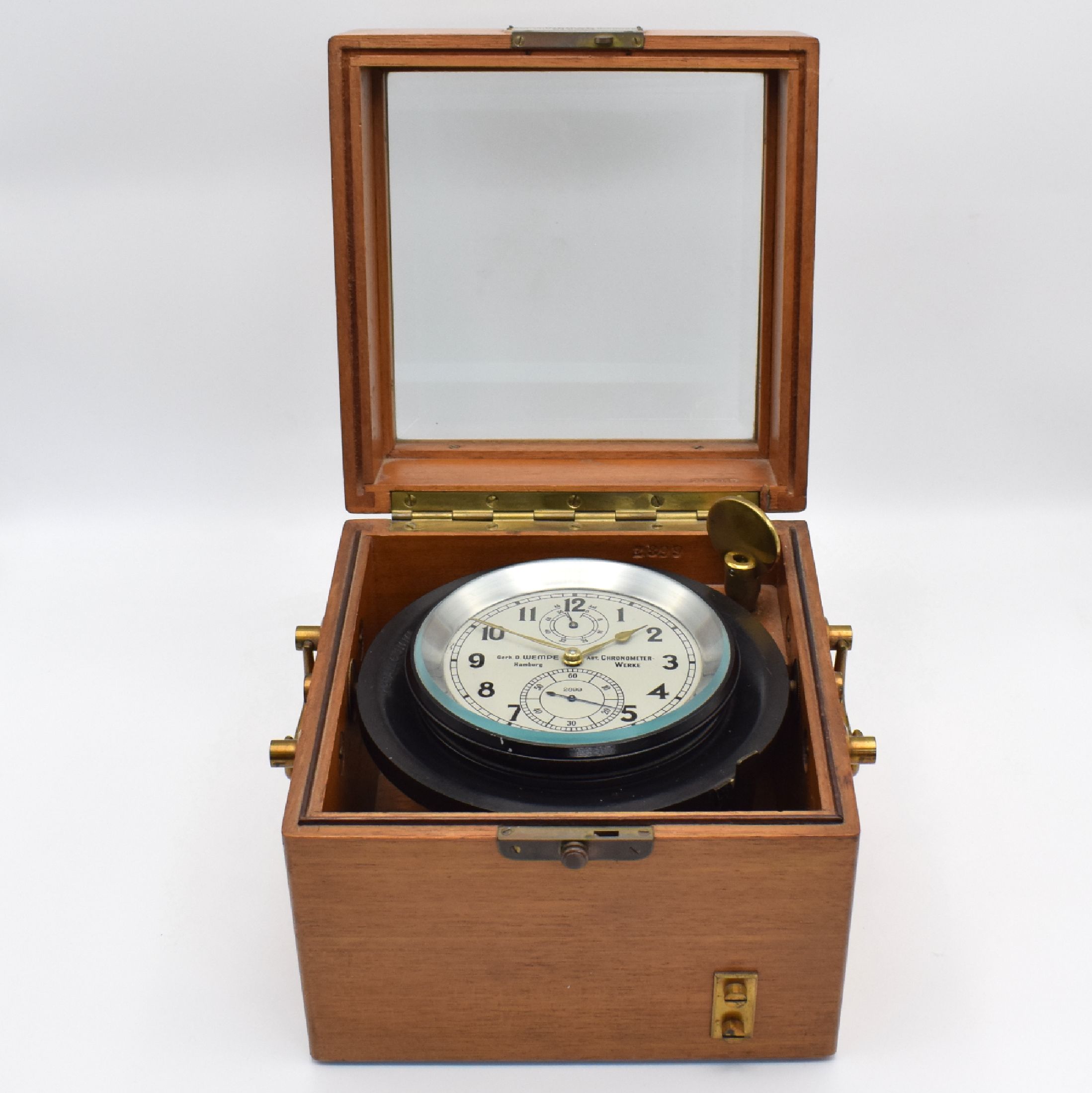 Detail c: GERHARD D. WEMPE Abt. Chronometerwerke seltenes Luftwaffen-Bodenchronometer mit Ankerhemmung Nr. 2899, Deutschland um 1942, 2-tlg., nummern-gleiche ...