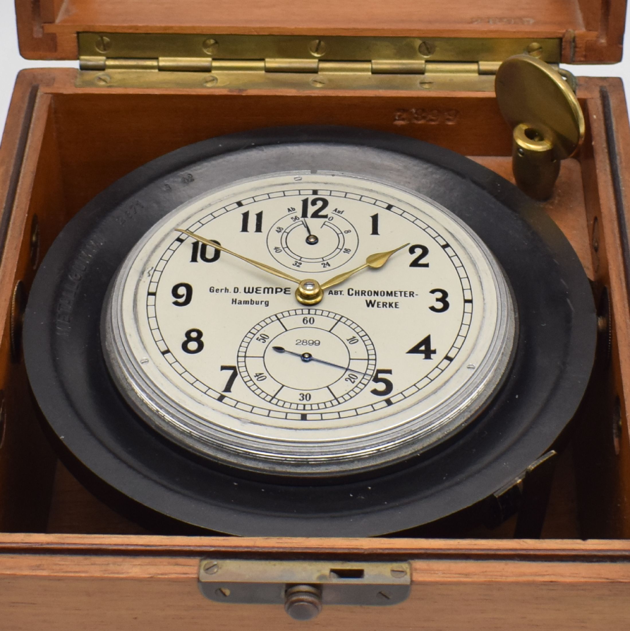 Detail d: GERHARD D. WEMPE Abt. Chronometerwerke seltenes Luftwaffen-Bodenchronometer mit Ankerhemmung Nr. 2899, Deutschland um 1942, 2-tlg., nummern-gleiche ...