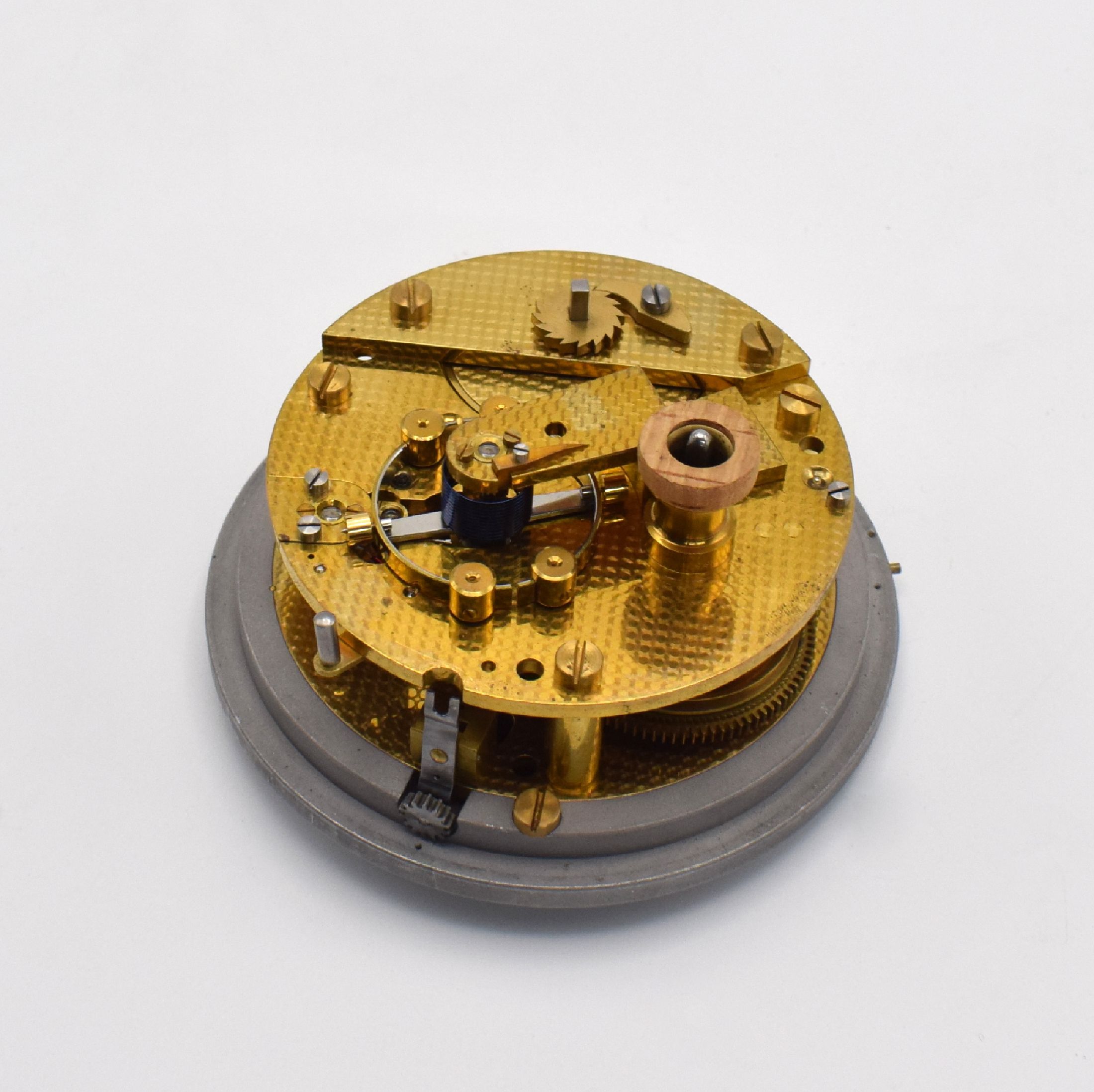 Detail e: GERHARD D. WEMPE Abt. Chronometerwerke seltenes Luftwaffen-Bodenchronometer mit Ankerhemmung Nr. 2899, Deutschland um 1942, 2-tlg., nummern-gleiche ...
