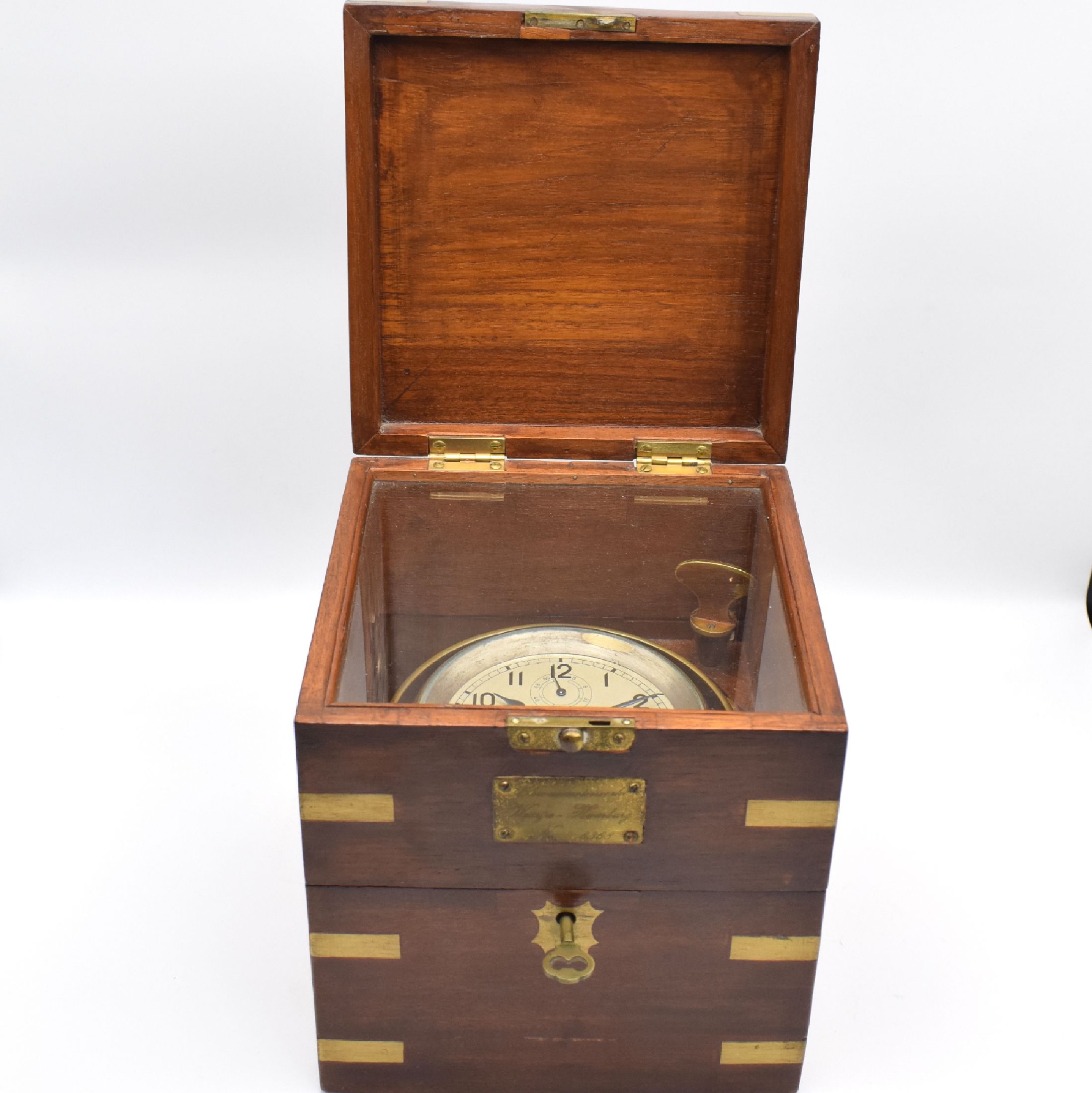 Detail b: WEMPE Chronometerwerke Hamburg Marine- Chronometer Nr. 6368, Deutschland um 1960, abschließbare, 3-tlg. Mahagoni-Kiste m. Messingecken, seitl. ...