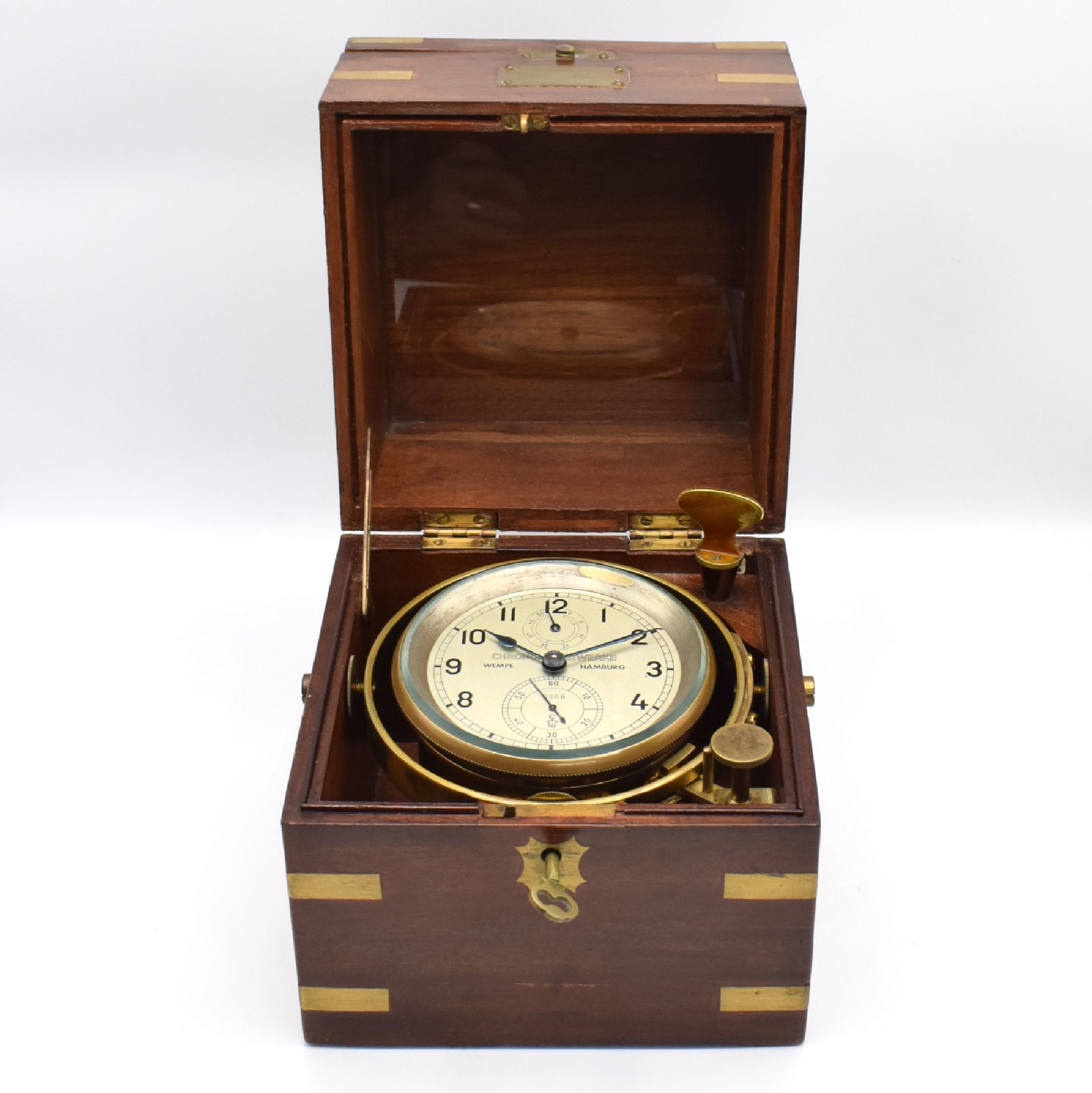 Detail c: WEMPE Chronometerwerke Hamburg Marine- Chronometer Nr. 6368, Deutschland um 1960, abschließbare, 3-tlg. Mahagoni-Kiste m. Messingecken, seitl. ...