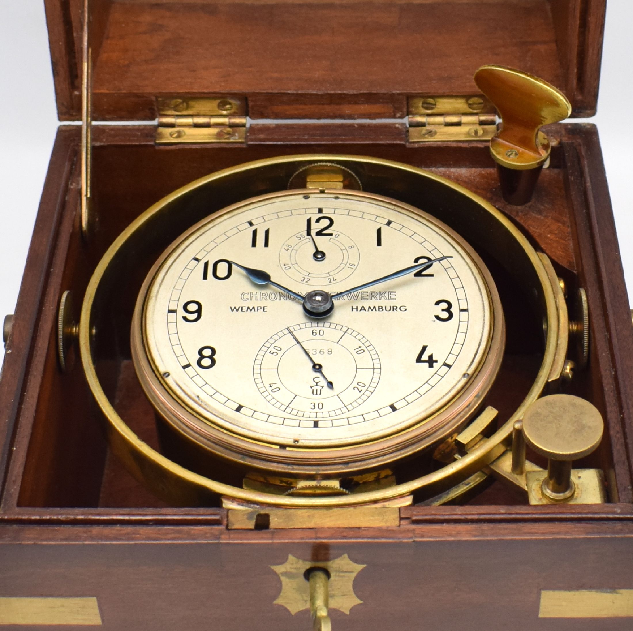 Detail d: WEMPE Chronometerwerke Hamburg Marine- Chronometer Nr. 6368, Deutschland um 1960, abschließbare, 3-tlg. Mahagoni-Kiste m. Messingecken, seitl. ...