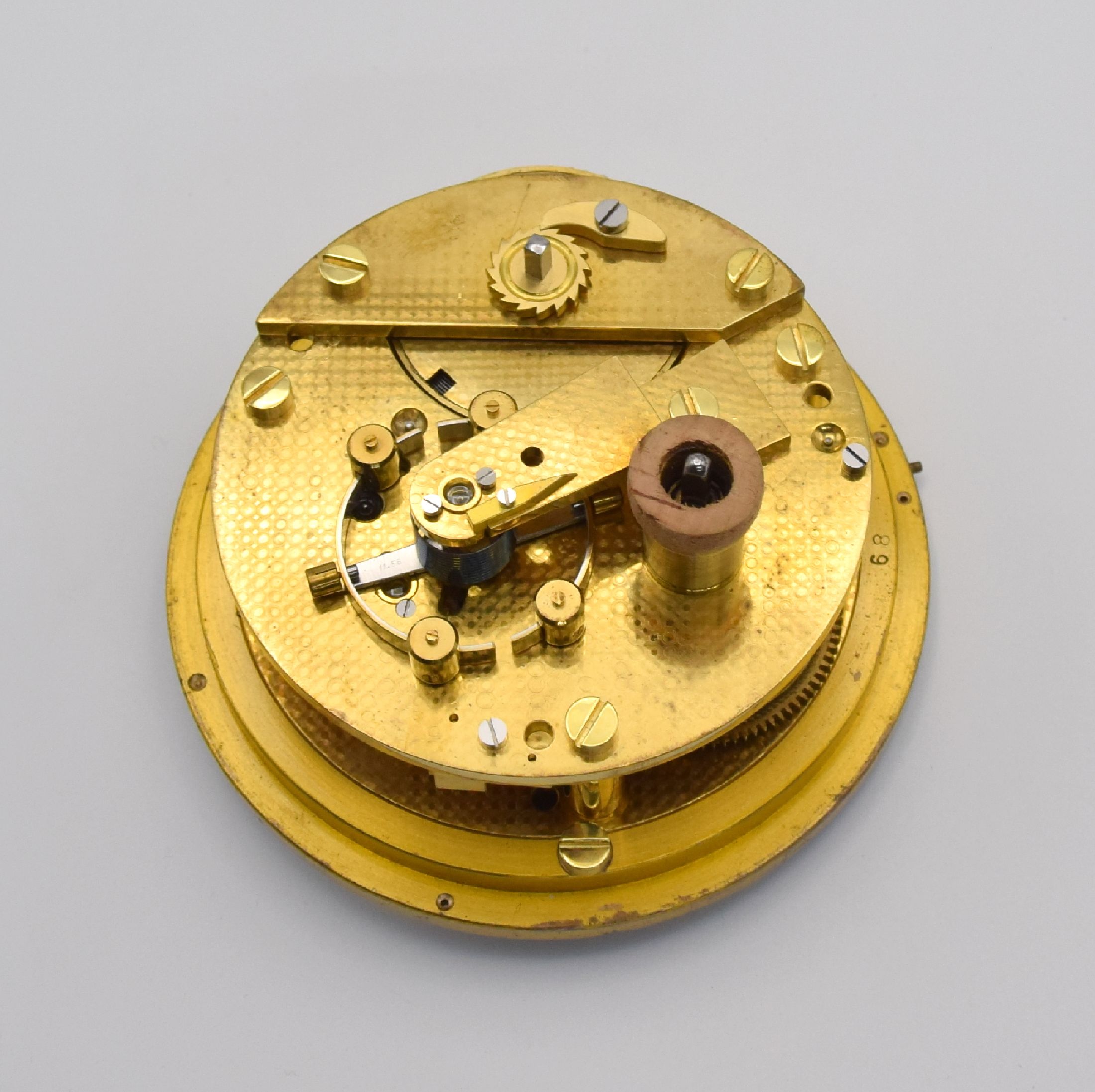 Detail e: WEMPE Chronometerwerke Hamburg Marine- Chronometer Nr. 6368, Deutschland um 1960, abschließbare, 3-tlg. Mahagoni-Kiste m. Messingecken, seitl. ...
