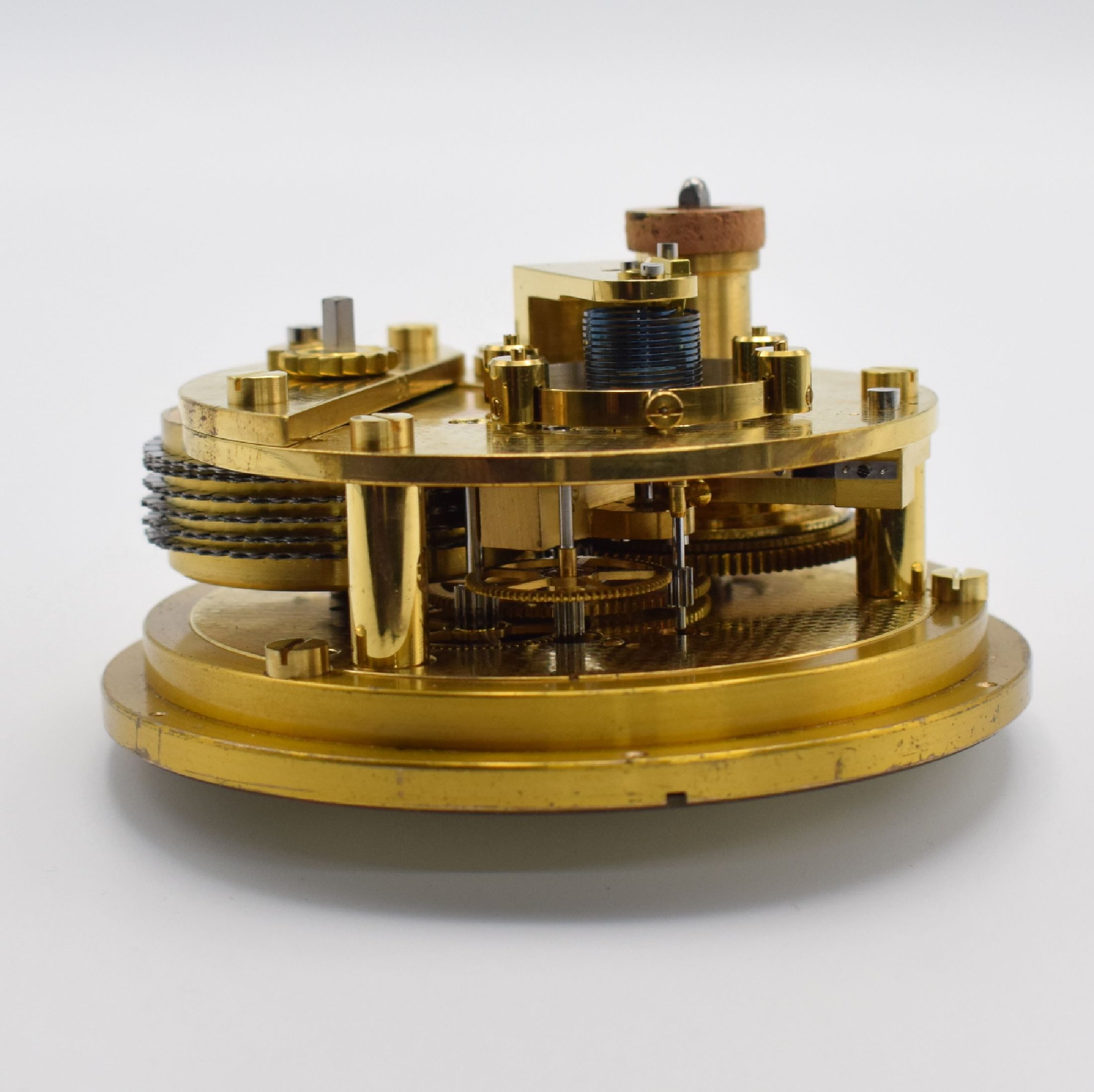Detail f: WEMPE Chronometerwerke Hamburg Marine- Chronometer Nr. 6368, Deutschland um 1960, abschließbare, 3-tlg. Mahagoni-Kiste m. Messingecken, seitl. ...