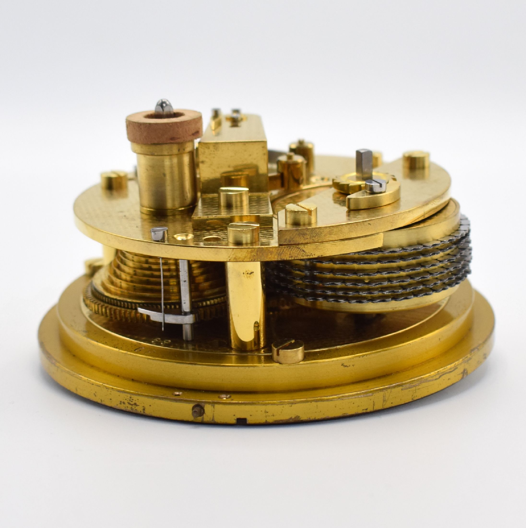 Detail g: WEMPE Chronometerwerke Hamburg Marine- Chronometer Nr. 6368, Deutschland um 1960, abschließbare, 3-tlg. Mahagoni-Kiste m. Messingecken, seitl. ...
