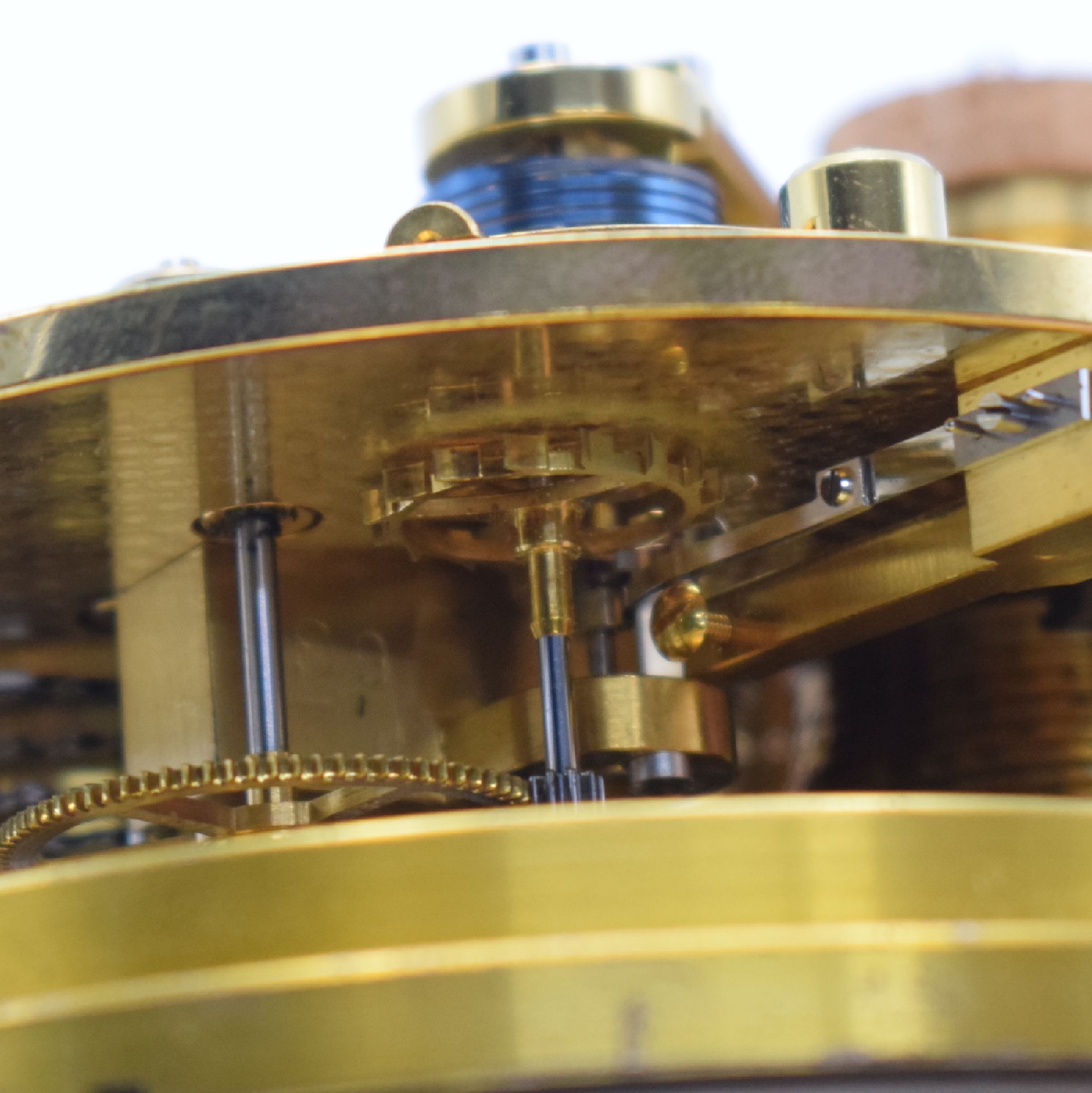Detail h: WEMPE Chronometerwerke Hamburg Marine- Chronometer Nr. 6368, Deutschland um 1960, abschließbare, 3-tlg. Mahagoni-Kiste m. Messingecken, seitl. ...