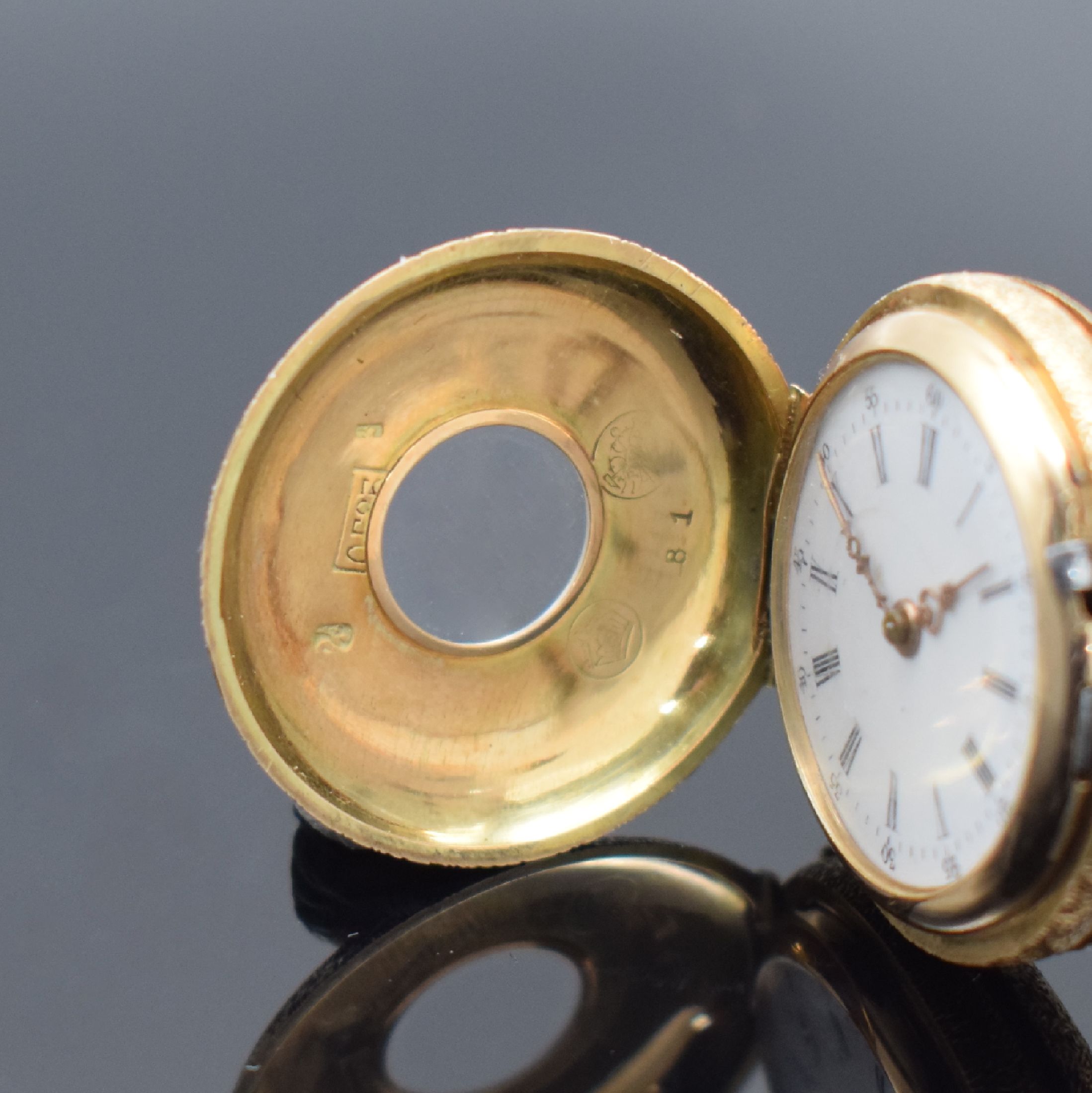 Detail a: PAUL VUILLE-PERRET Damen-Halbsavonette in GG 585/000 an GG 333/000 Kette, Schweiz um 1890, 3-Deckel Goldgeh. aufw. grav., transluzid blau emaill. ...