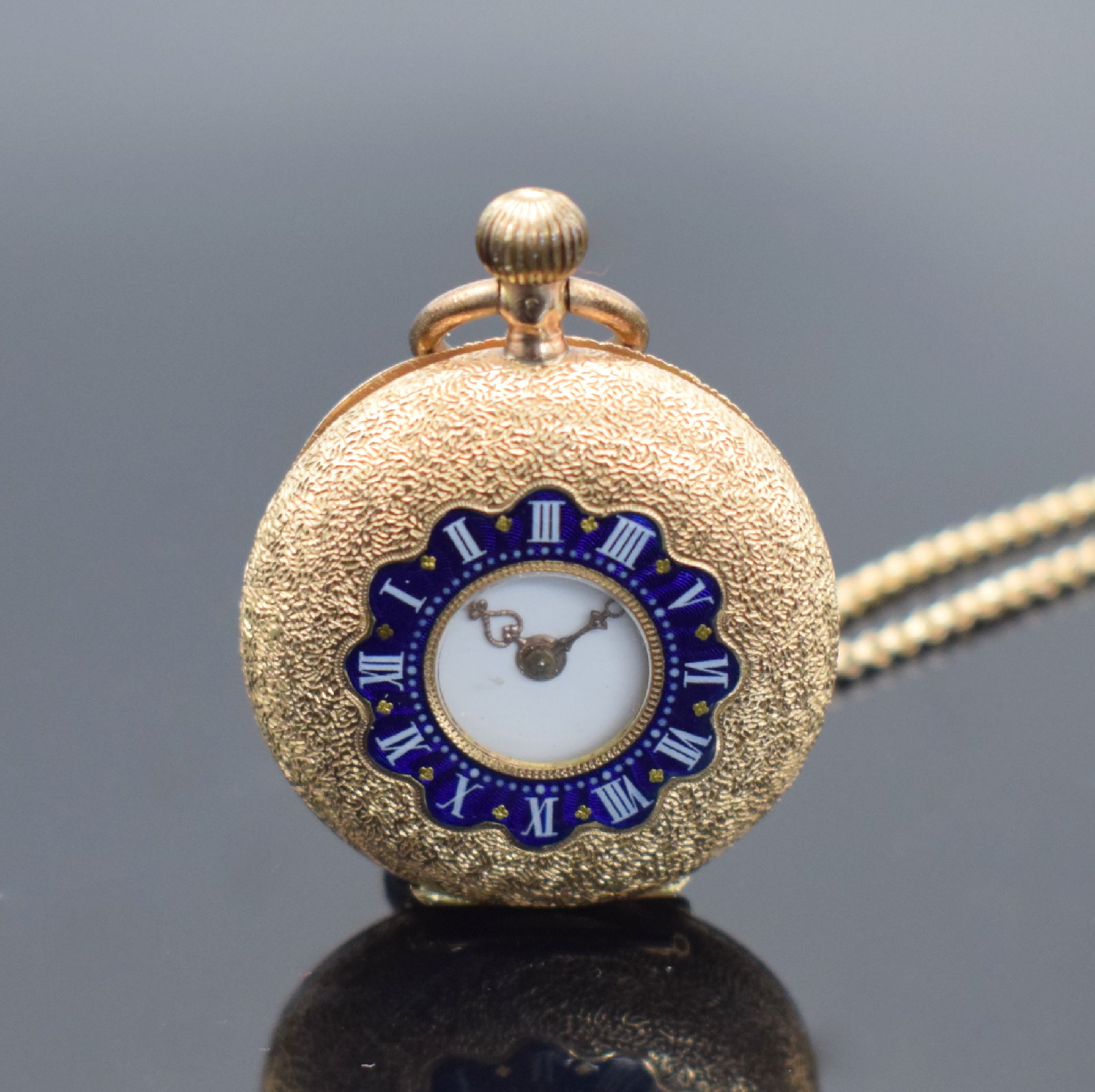 Detail b: PAUL VUILLE-PERRET Damen-Halbsavonette in GG 585/000 an GG 333/000 Kette, Schweiz um 1890, 3-Deckel Goldgeh. aufw. grav., transluzid blau emaill. ...
