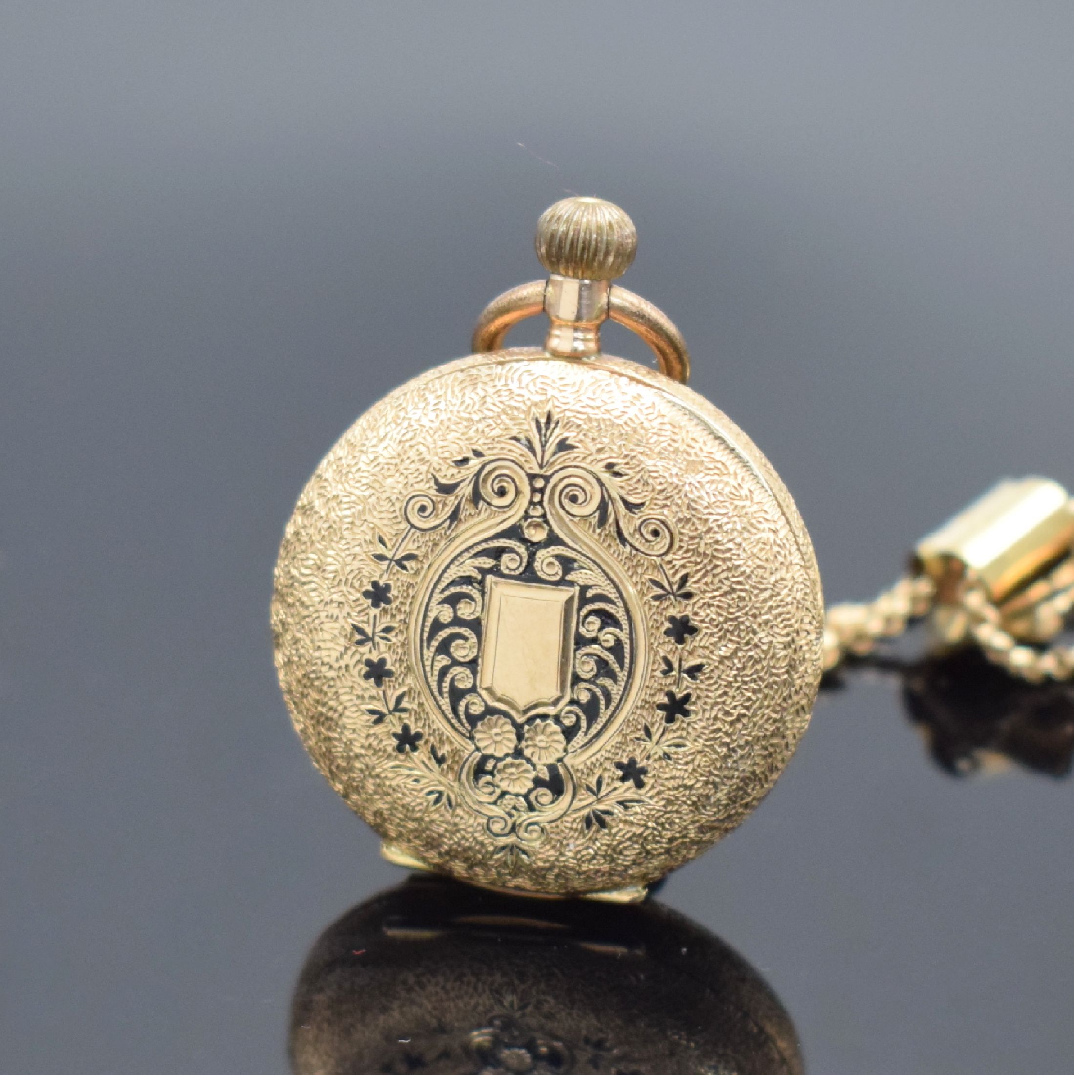 Detail c: PAUL VUILLE-PERRET Damen-Halbsavonette in GG 585/000 an GG 333/000 Kette, Schweiz um 1890, 3-Deckel Goldgeh. aufw. grav., transluzid blau emaill. ...