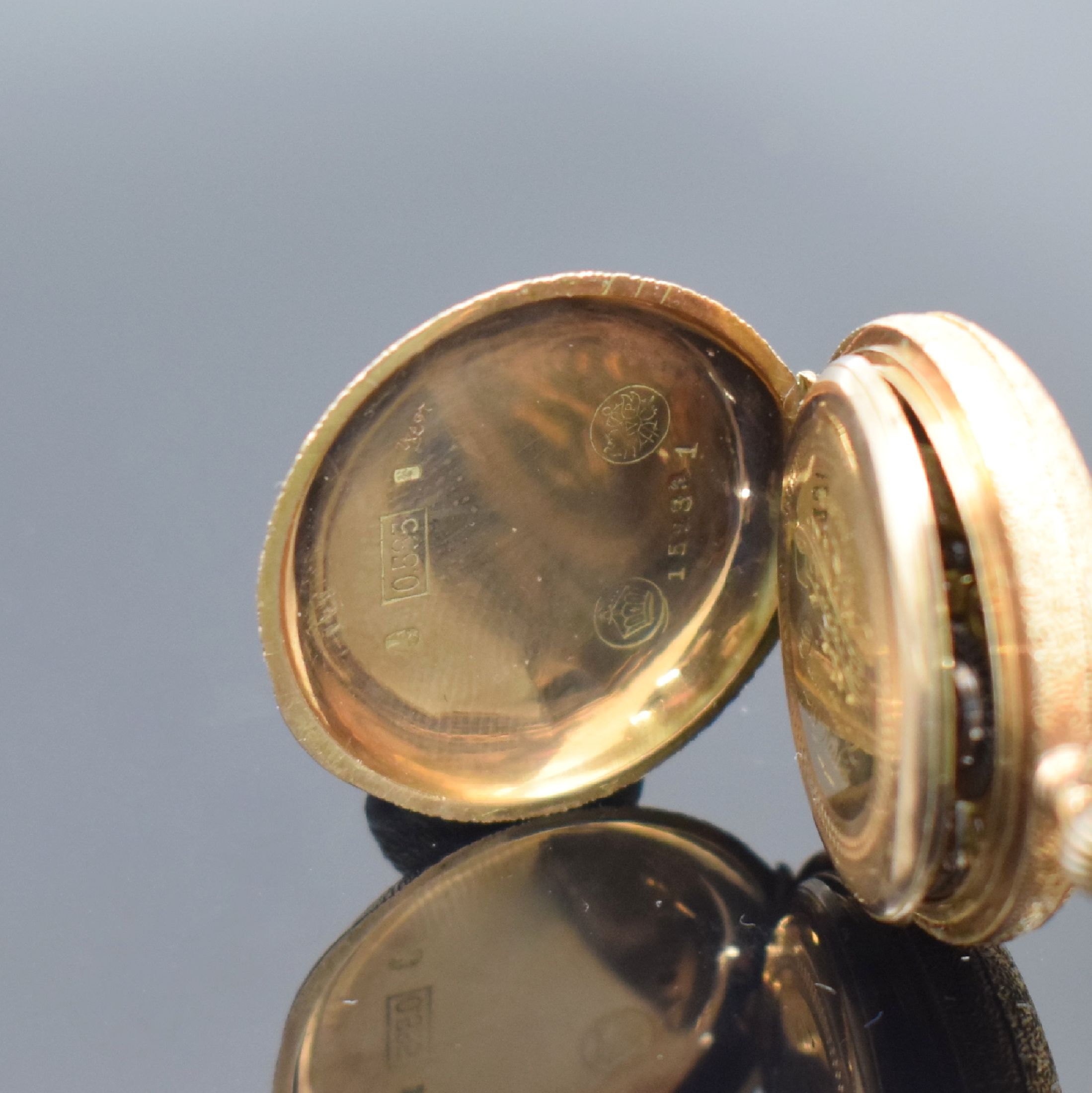 Detail d: PAUL VUILLE-PERRET Damen-Halbsavonette in GG 585/000 an GG 333/000 Kette, Schweiz um 1890, 3-Deckel Goldgeh. aufw. grav., transluzid blau emaill. ...