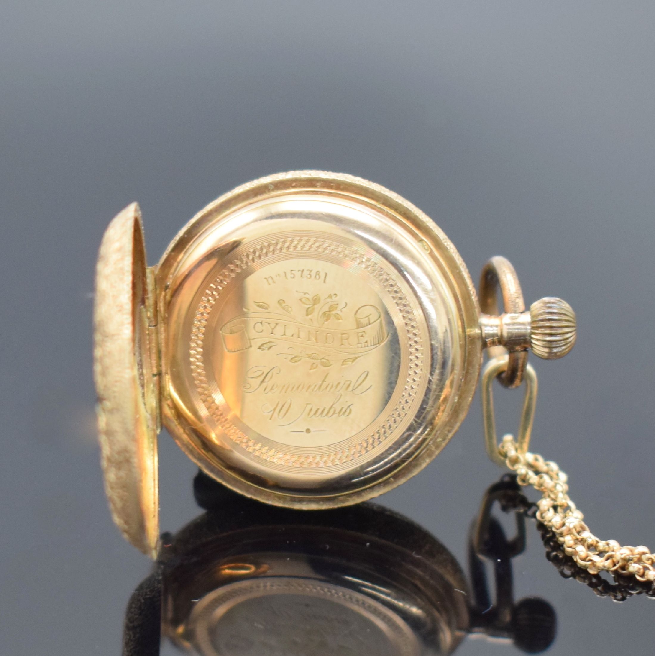 Detail e: PAUL VUILLE-PERRET Damen-Halbsavonette in GG 585/000 an GG 333/000 Kette, Schweiz um 1890, 3-Deckel Goldgeh. aufw. grav., transluzid blau emaill. ...