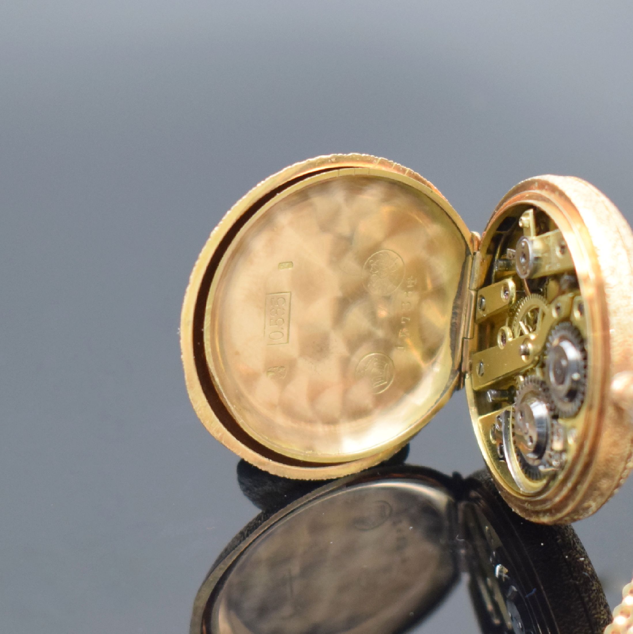 Detail f: PAUL VUILLE-PERRET Damen-Halbsavonette in GG 585/000 an GG 333/000 Kette, Schweiz um 1890, 3-Deckel Goldgeh. aufw. grav., transluzid blau emaill. ...