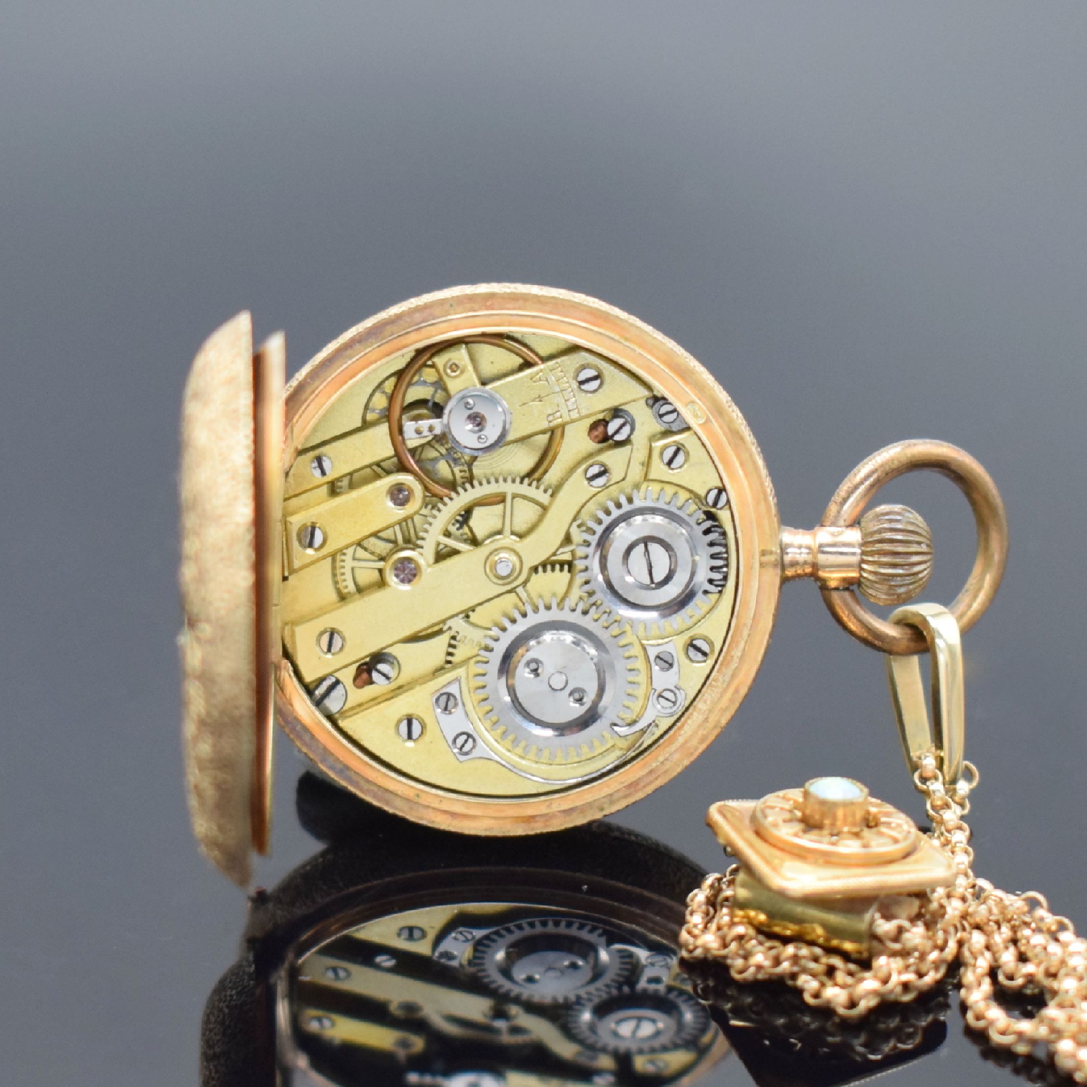 Detail g: PAUL VUILLE-PERRET Damen-Halbsavonette in GG 585/000 an GG 333/000 Kette, Schweiz um 1890, 3-Deckel Goldgeh. aufw. grav., transluzid blau emaill. ...