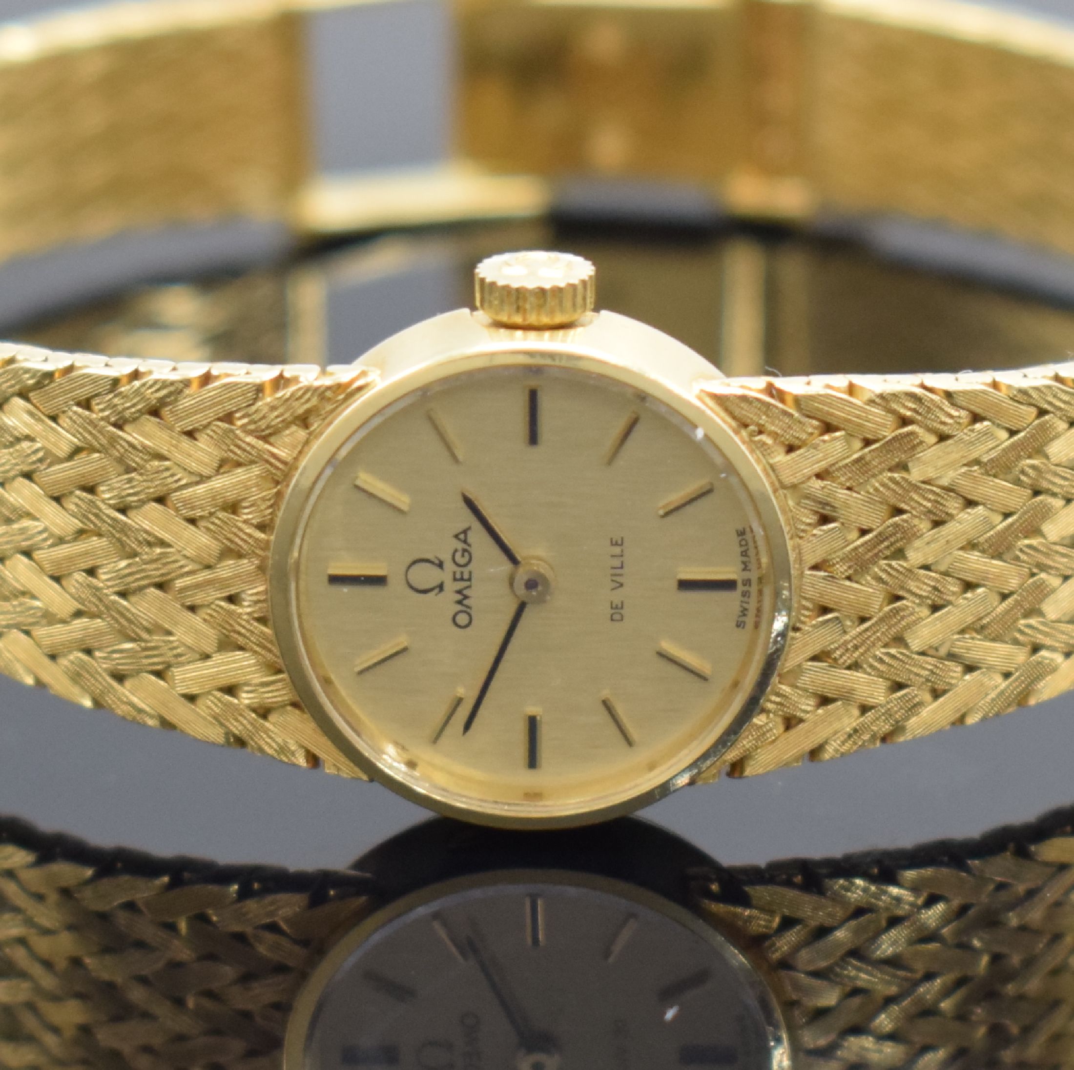 Detail a: OMEGA De Ville Damenarmbanduhr in GG 750/000 mit GG 750/000 Milanaiseband Referenz 7254, Schweiz um 1970, Handaufzug, 2-teil. Geh., Boden aufgedr., ...