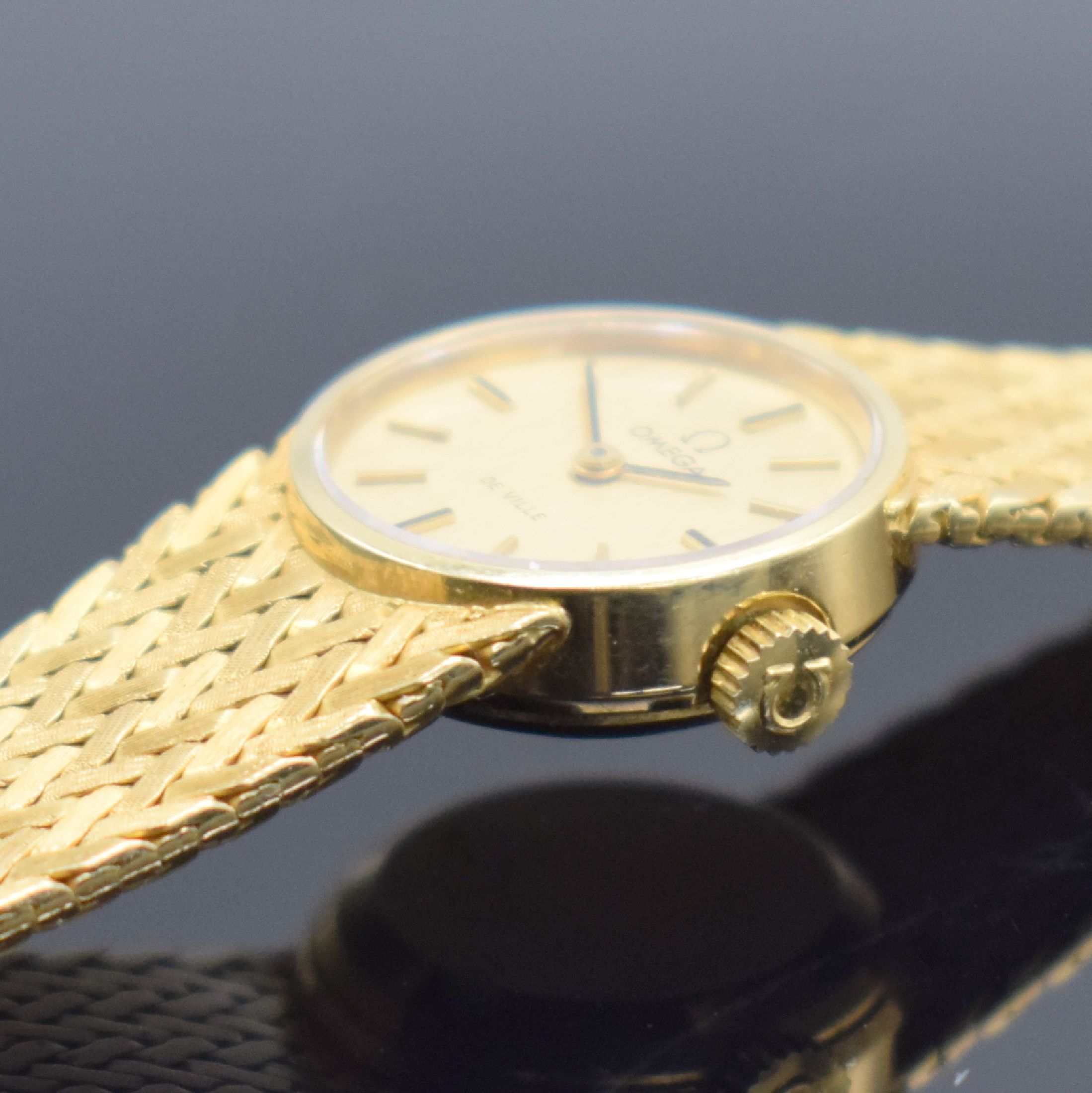 Detail d: OMEGA De Ville Damenarmbanduhr in GG 750/000 mit GG 750/000 Milanaiseband Referenz 7254, Schweiz um 1970, Handaufzug, 2-teil. Geh., Boden aufgedr., ...