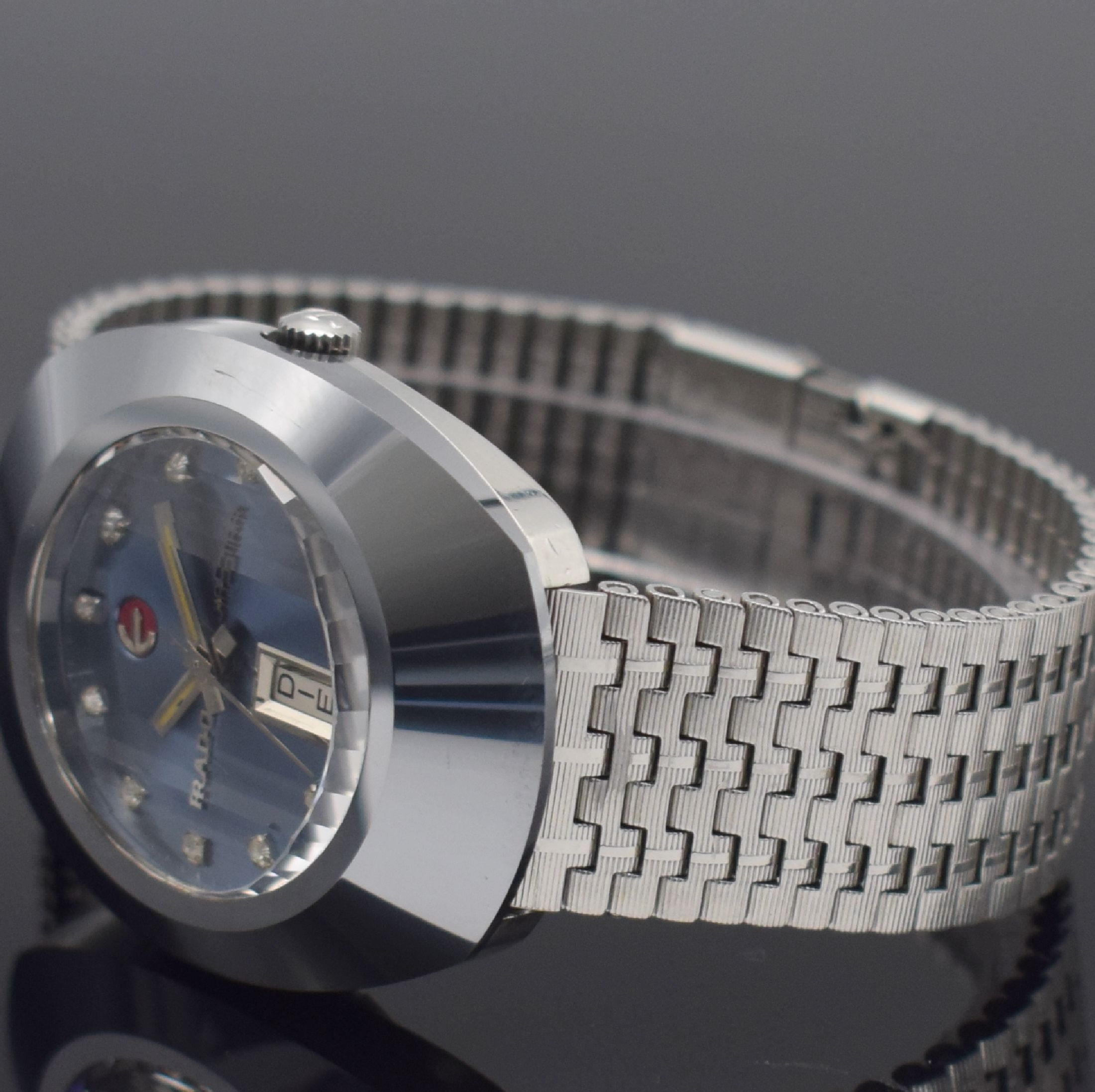 Detail d: RADO Diastar 8/1 ausgefallene Herrenarmbanduhr mit aufwendig facettiertem Glas Ref. 2798, Schweiz um 1970, Automatik, massives Stahlgeh., facett. ...