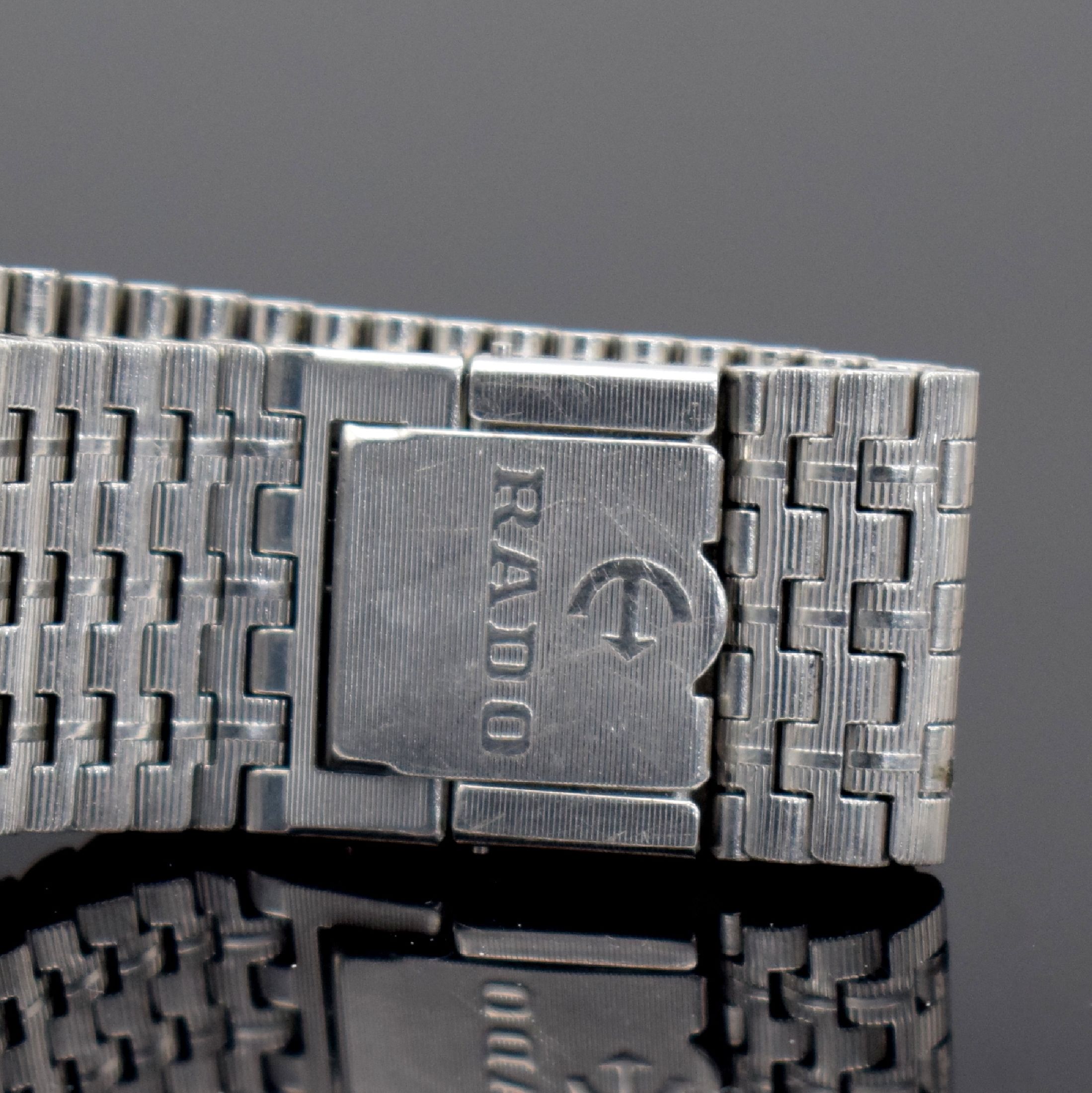 Detail e: RADO Diastar 8/1 ausgefallene Herrenarmbanduhr mit aufwendig facettiertem Glas Ref. 2798, Schweiz um 1970, Automatik, massives Stahlgeh., facett. ...