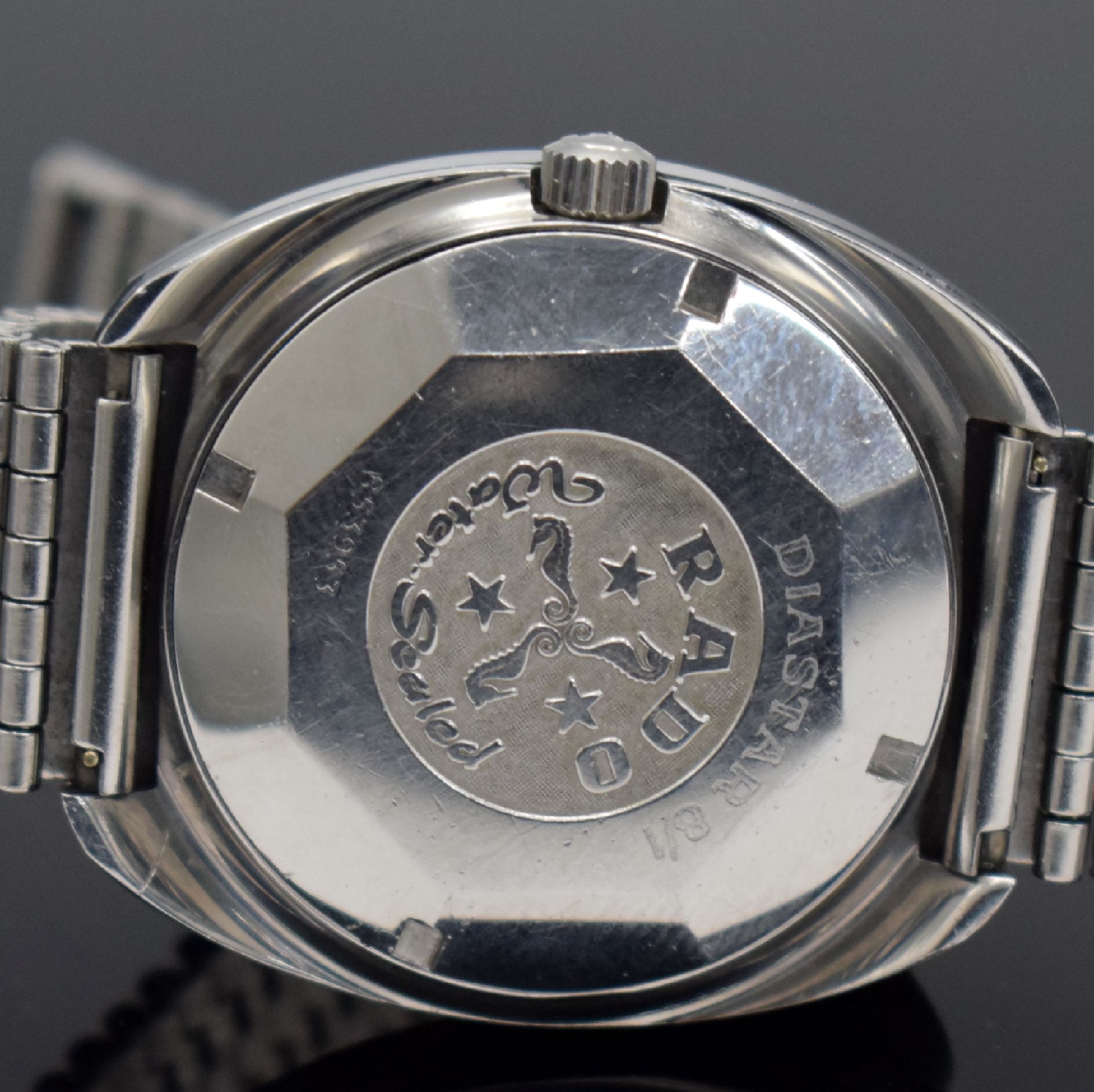 Detail g: RADO Diastar 8/1 ausgefallene Herrenarmbanduhr mit aufwendig facettiertem Glas Ref. 2798, Schweiz um 1970, Automatik, massives Stahlgeh., facett. ...