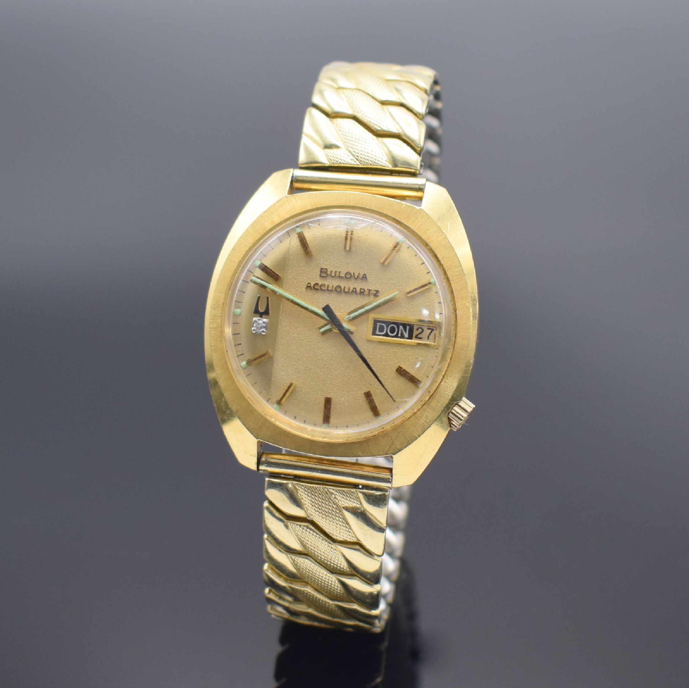BULOVA Herrenarmbanduhr Accuquartz in GG 585/000 mit Kaliber 2242, Schweiz um 1972, Boden verschr., z. T. matt. Gold-Zifferbl., aufges. ...