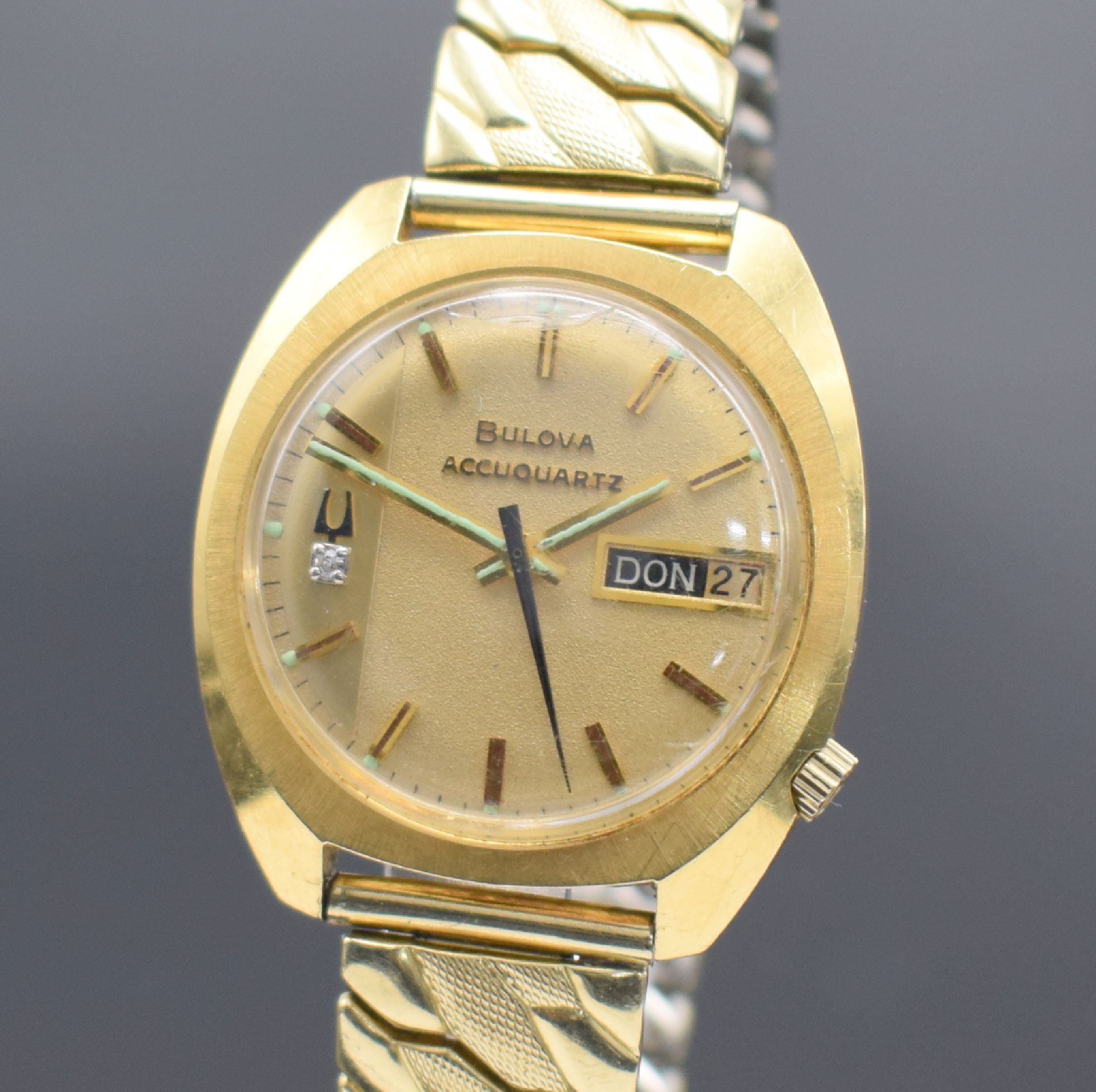 Detail a: BULOVA Herrenarmbanduhr Accuquartz in GG 585/000 mit Kaliber 2242, Schweiz um 1972, Boden verschr., z. T. matt. Gold-Zifferbl., aufges. ...