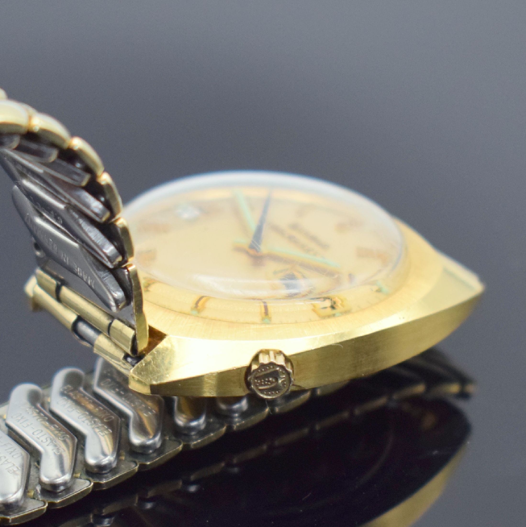 Detail b: BULOVA Herrenarmbanduhr Accuquartz in GG 585/000 mit Kaliber 2242, Schweiz um 1972, Boden verschr., z. T. matt. Gold-Zifferbl., aufges. ...