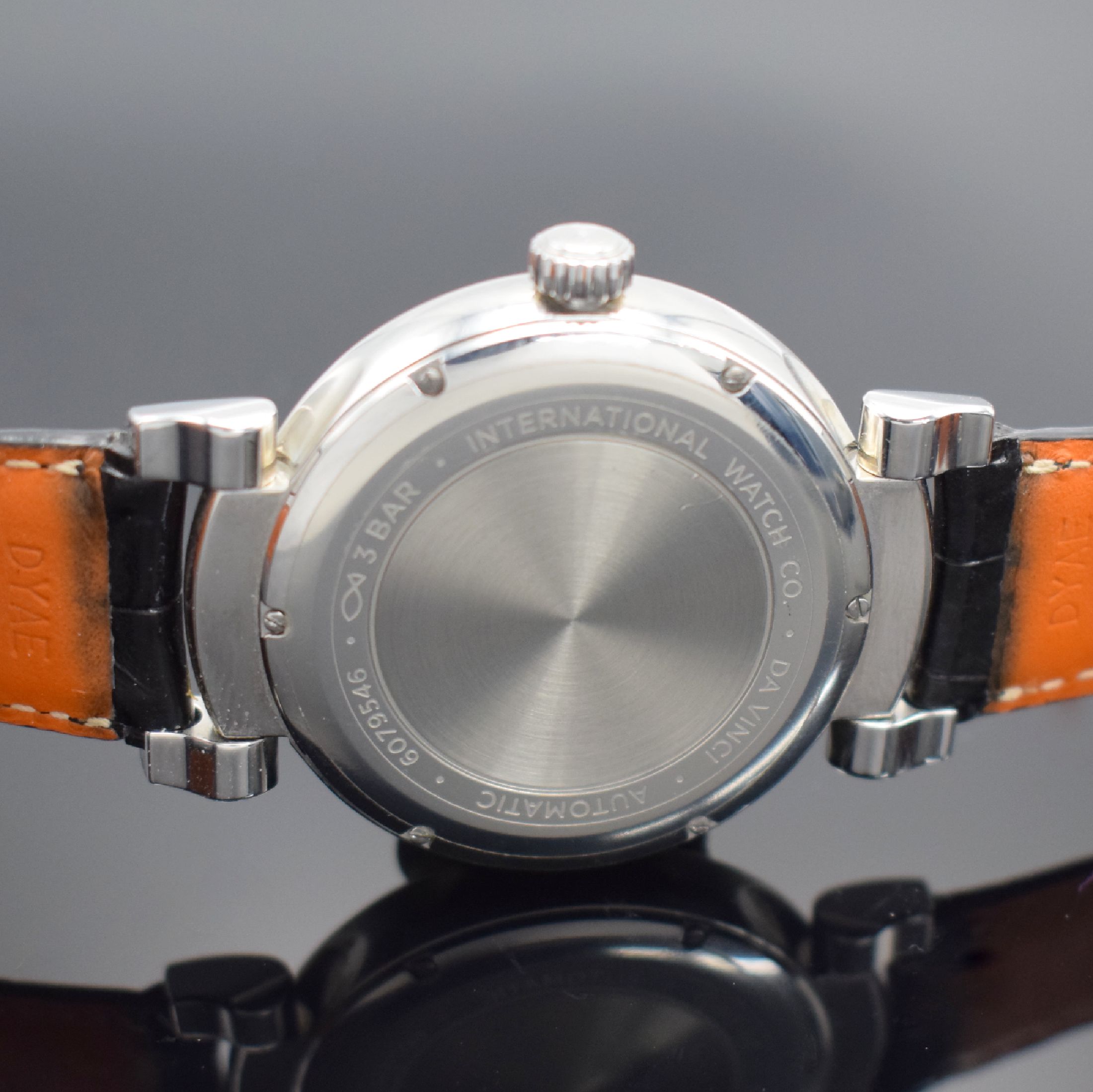 Detail e: IWC Da Vinci Herrenarmbanduhr in Stahl Referenz 3566, Schweiz um 2015, Automatik, Boden 6-fach verschr., orig. Lederband m. orig. Faltschl., silb. ...