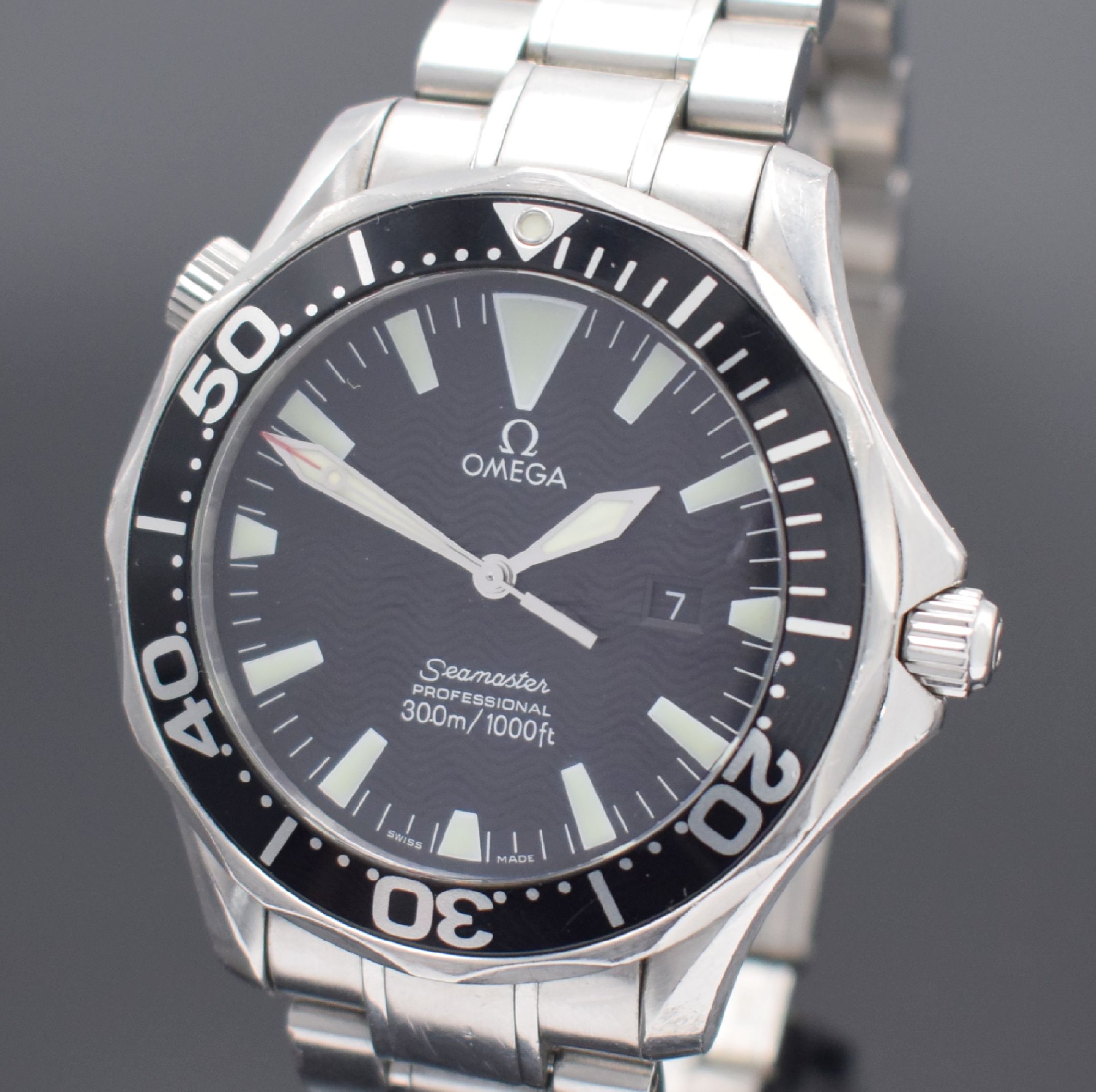 Detail a: OMEGA Seamaster Herrenarmbanduhr in Stahl Referenz 22645000, Schweiz verk. lt. beil. Pap. 01/2004, quarz, Boden, Krone & Heliumventil verschr., orig. ...